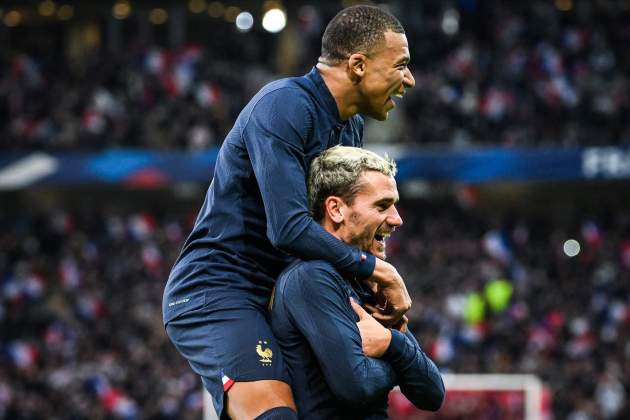 Kylian Mbappé y Griezmann celebran un gol con Francia / Foto: Europa Presss