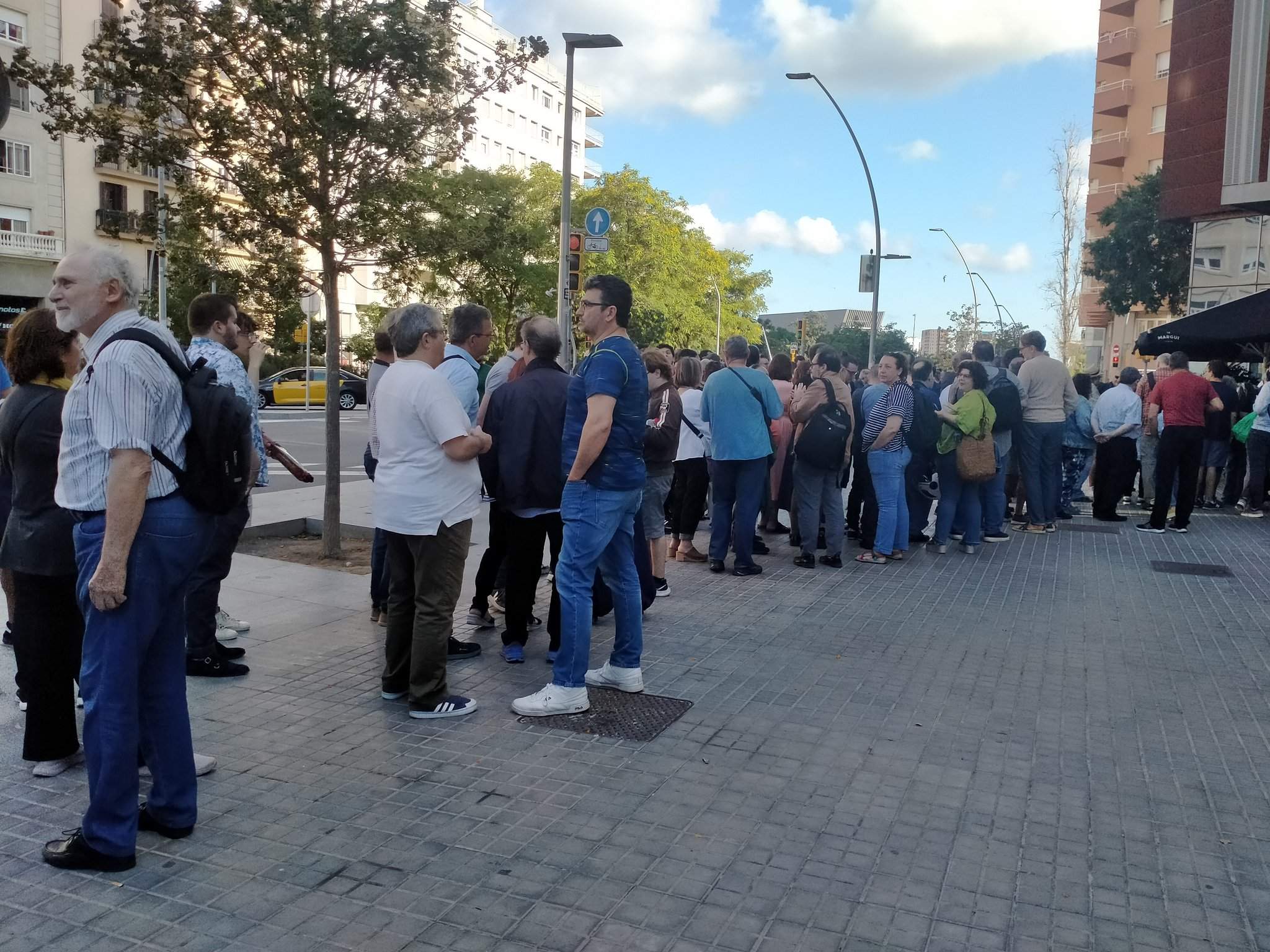 Massive turnout forces ERC Barcelona to suspend grassroots vote on entry into city government