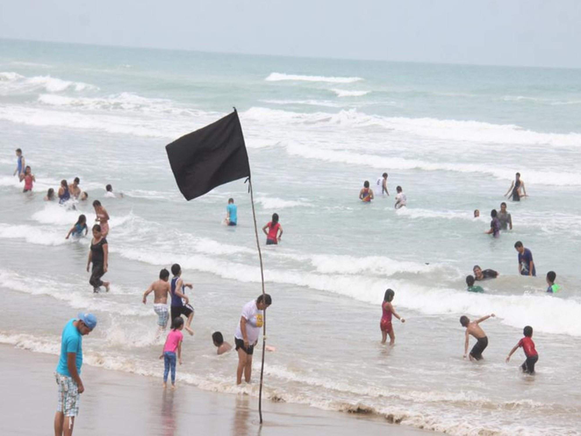 Además de con banderas azules, hay playas con banderas negras