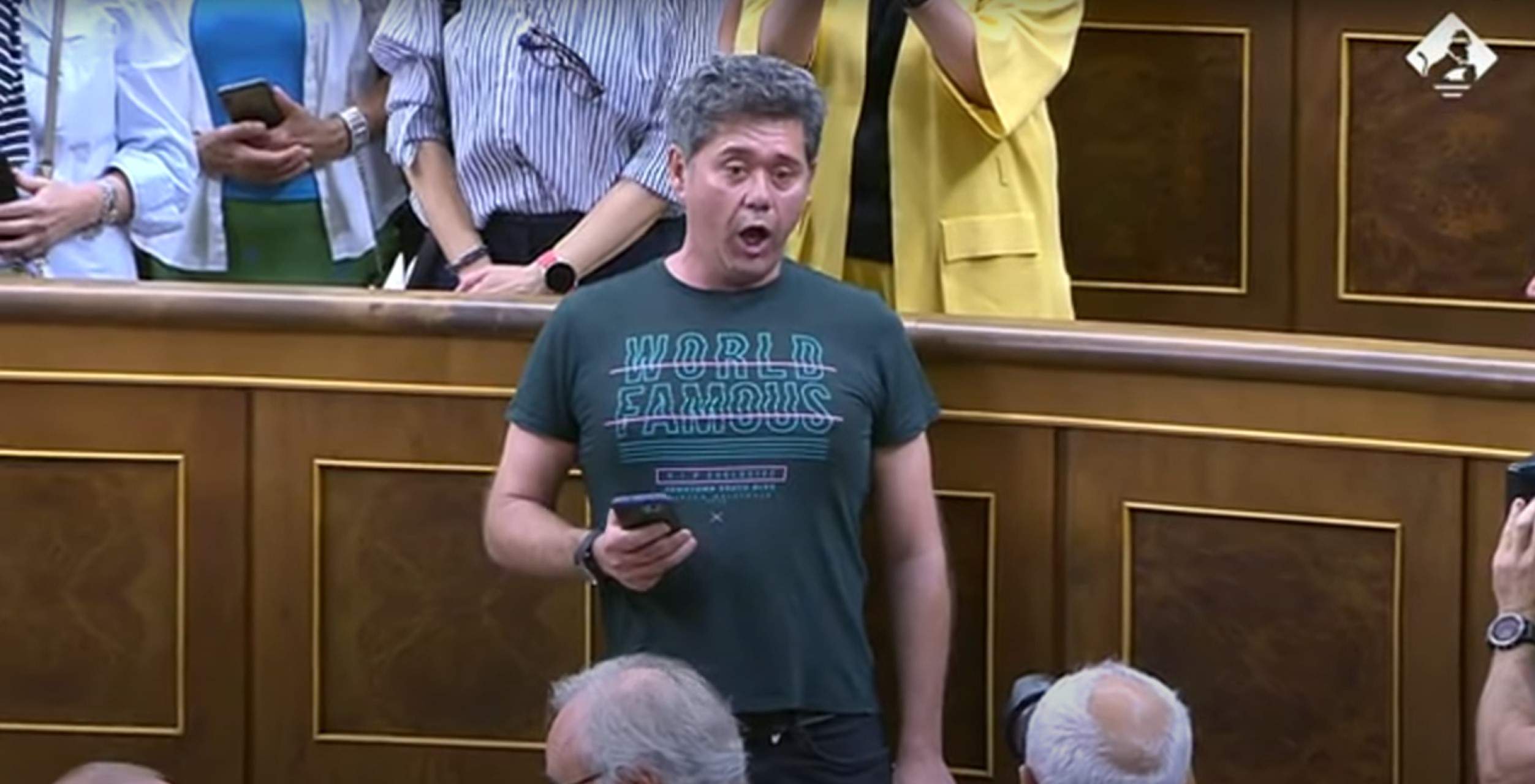 Un espontáneo canta el 'Himno a la Alegría' en el Congreso de los Diputados | VÍDEO