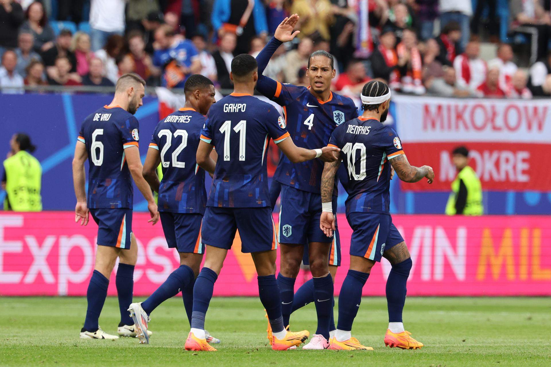 Els Països Baixos salven els mobles davant d'una combativa Polònia en el seu primer partit de l'Eurocopa (1-2)