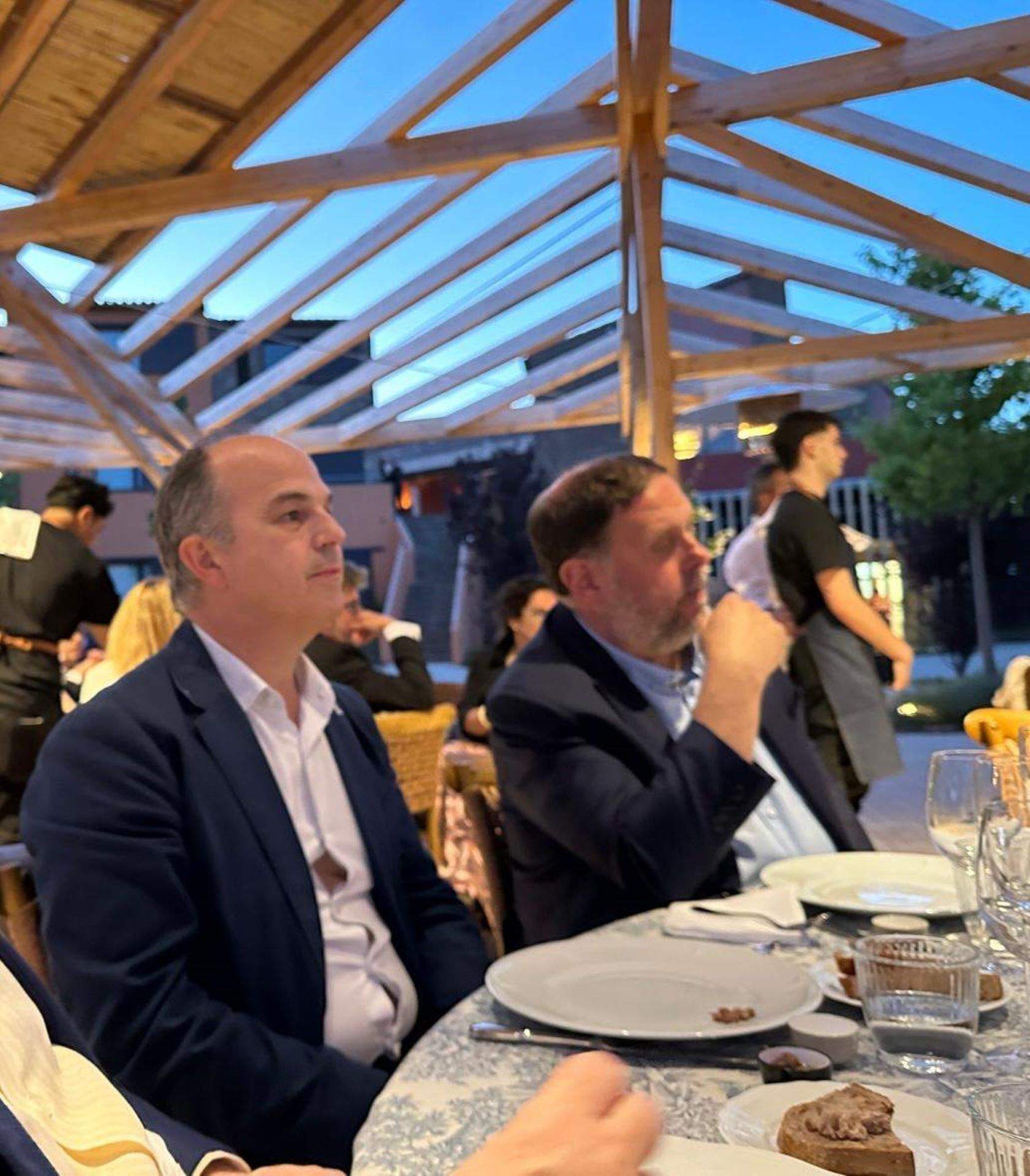 Un sopar estiuenc a Cardona reuneix Turull i Junqueras en ple debat sobre la investidura