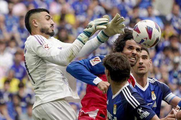 Leo Román atrapa el balón ante Cabrera / Foto: EFE