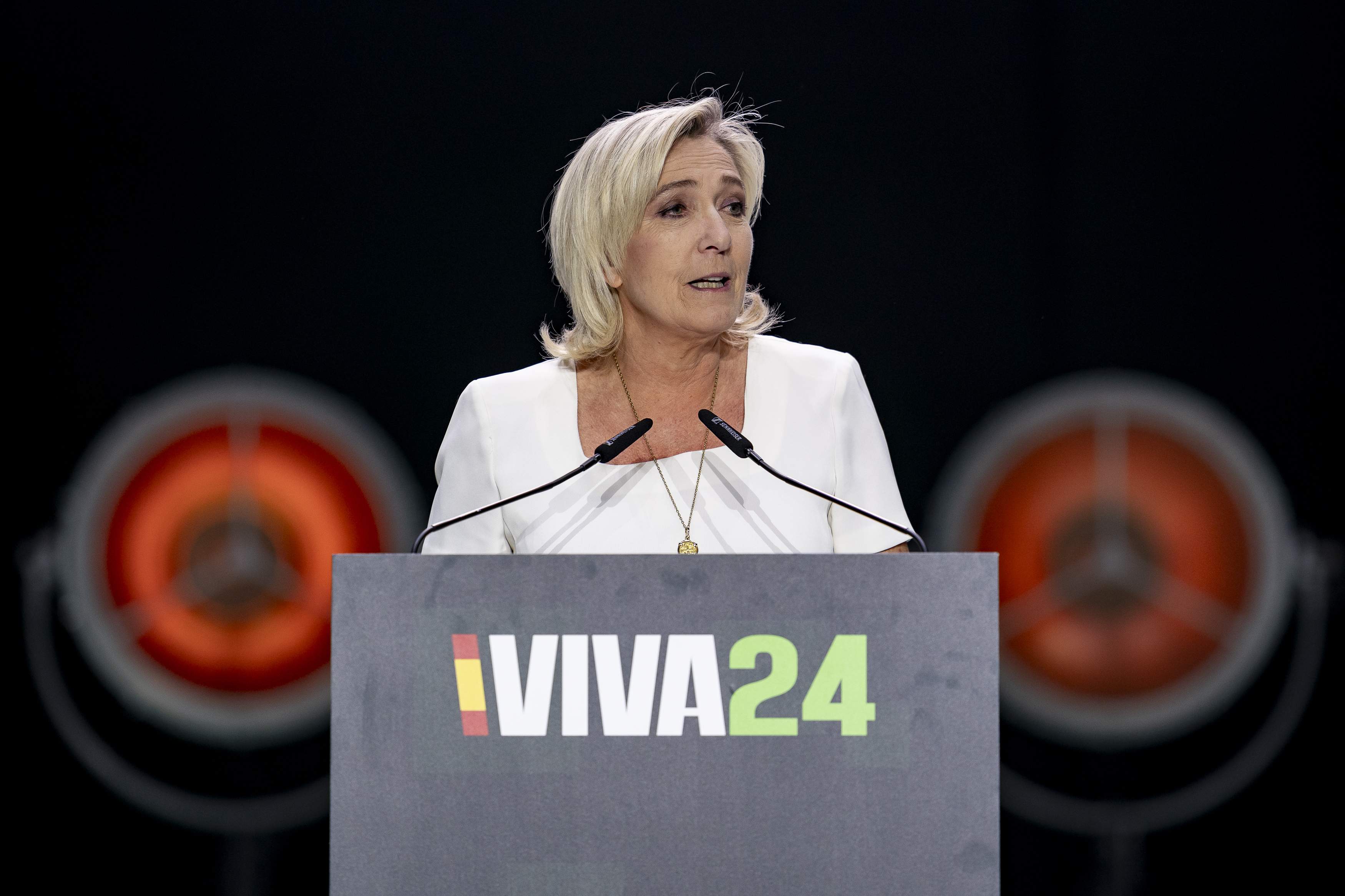 Le Pen amenaza con que, si gana las elecciones, no permitirá que Puigdemont opere libremente