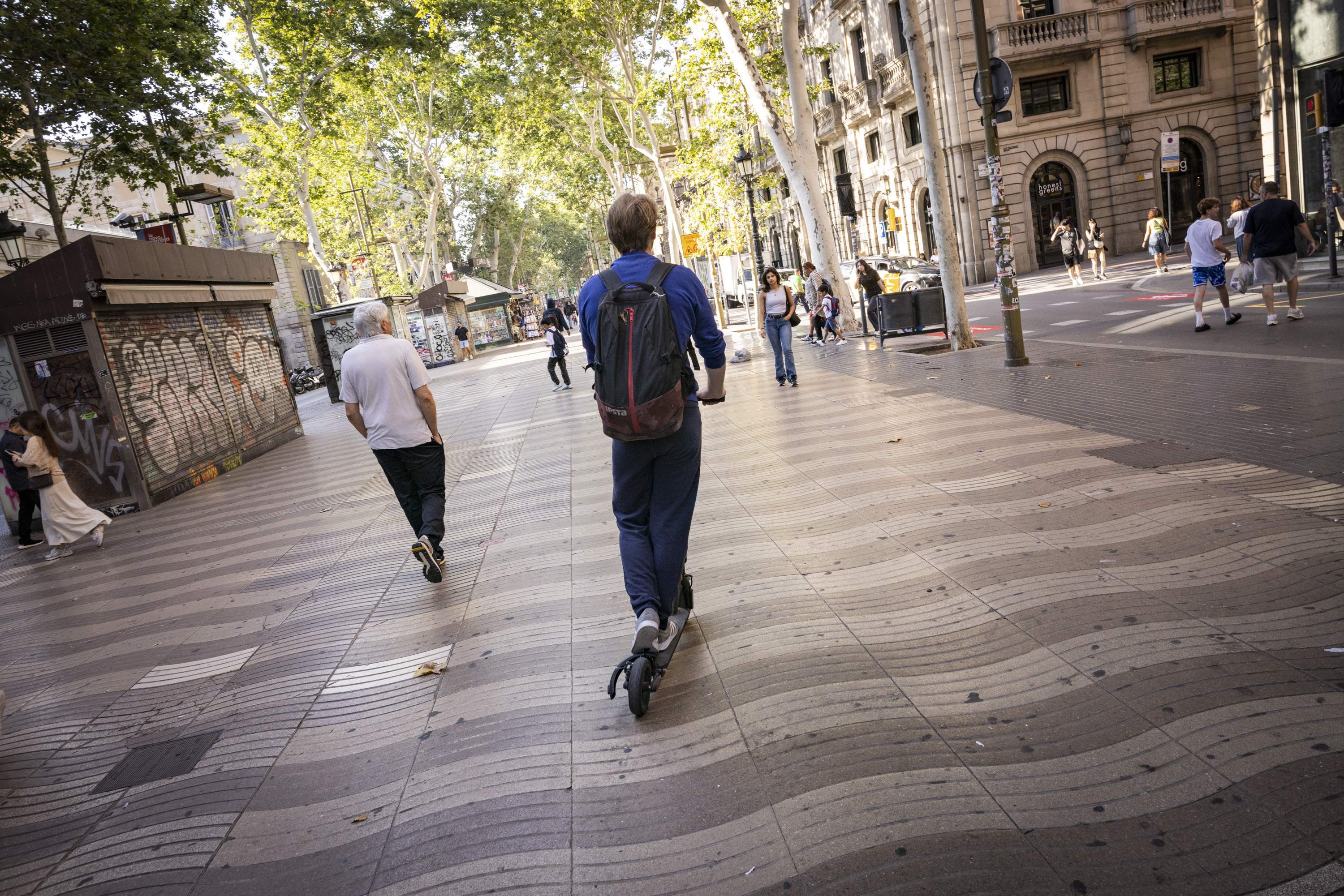 Suspenso para los usuarios de patinete: un 74% circula por la acera y un 61% se salta semáforos