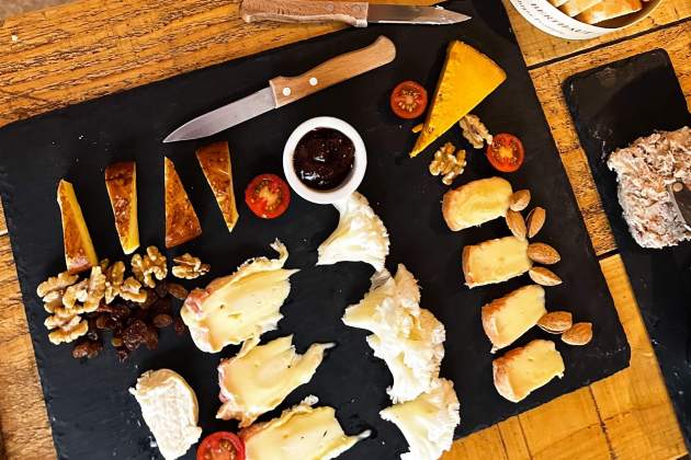 La mesa|tabla de quesos de El Taburete de Tarragona / Foto: Top Catalan Restaurantes