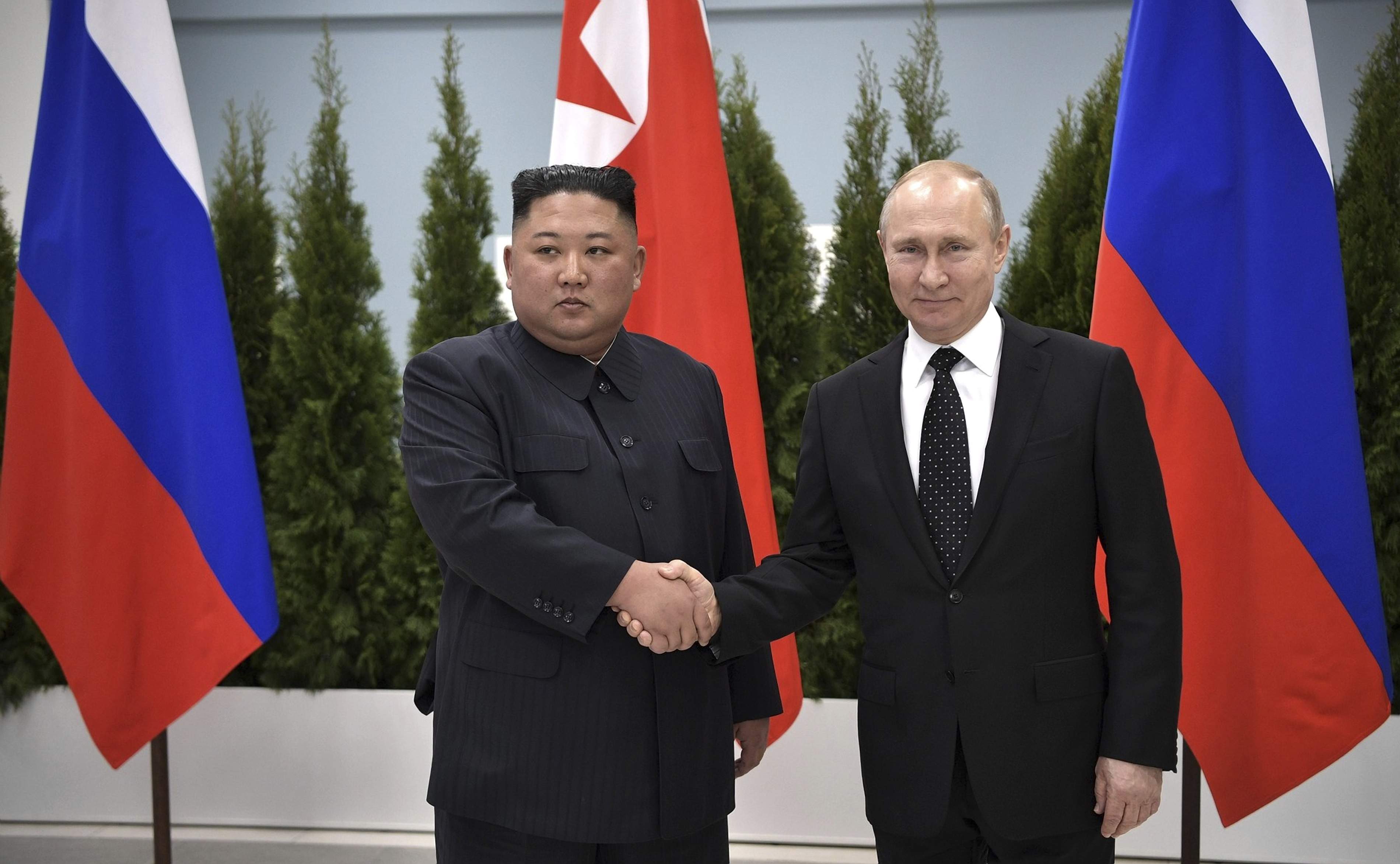 Putin prepara el terreny amb Kim Jong-un: es desfà en elogis i busca més cooperació