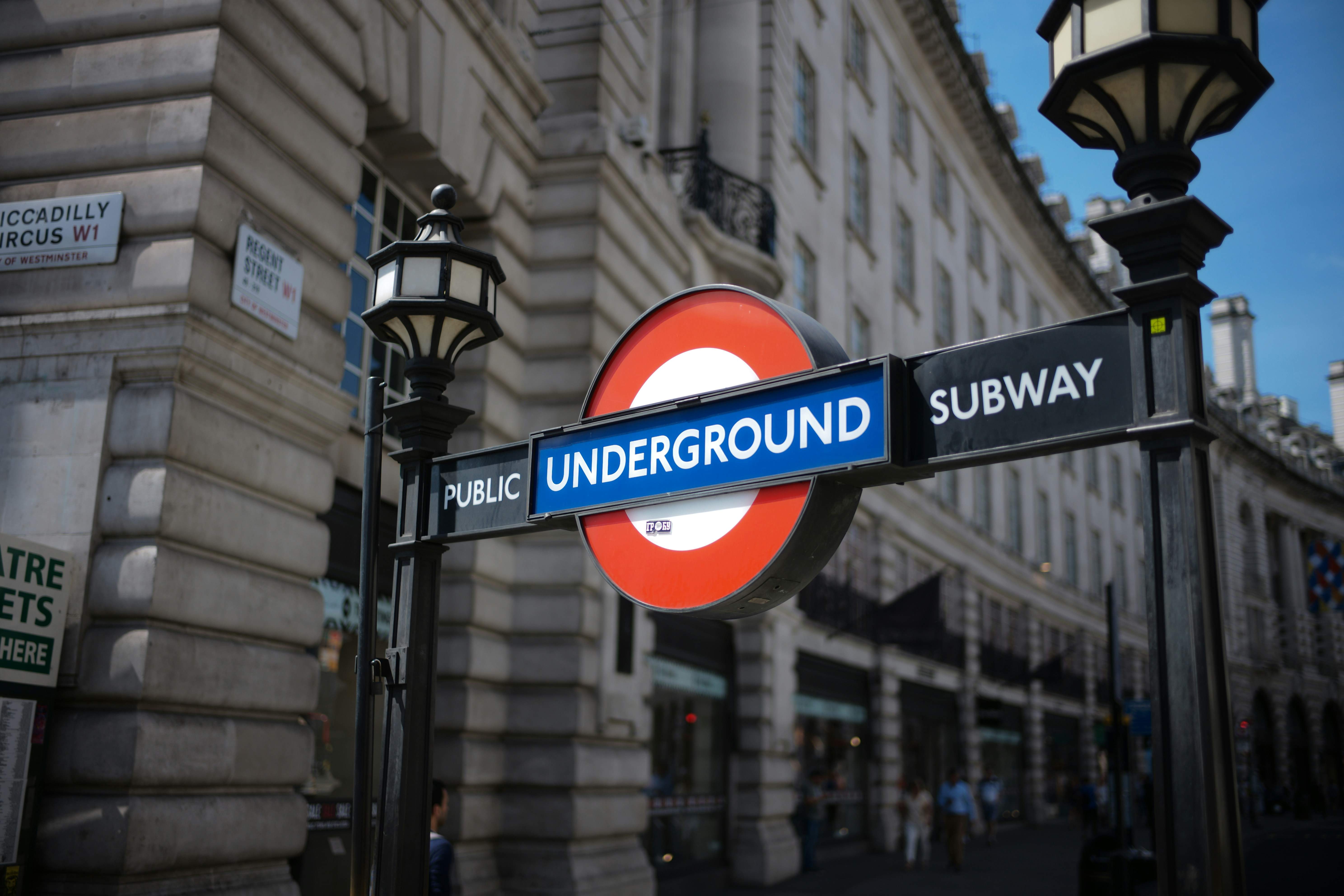 Càmeres amb AI operades per Amazon capten l'estat emocional dels viatgers del metro de Londres