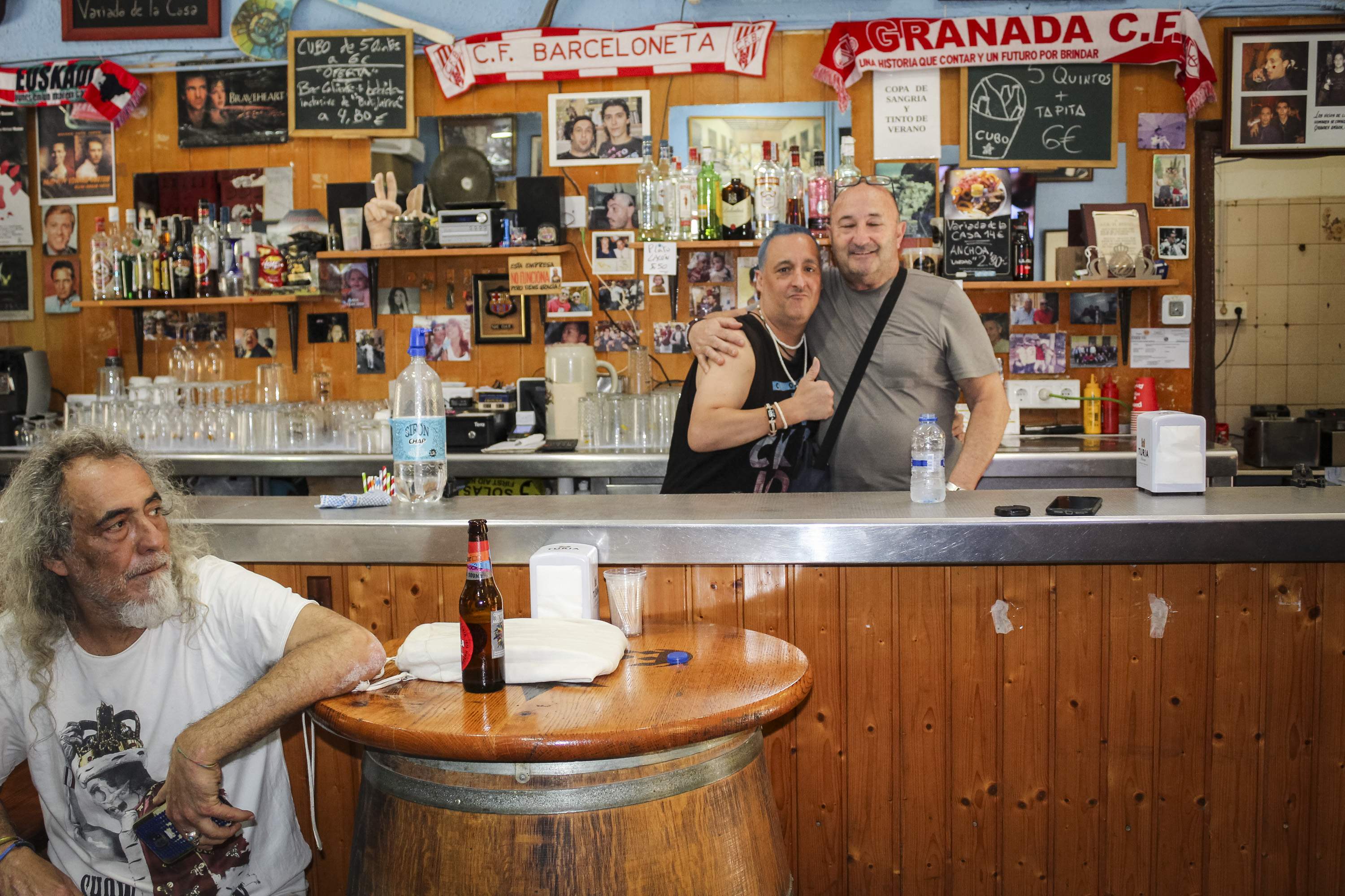 El bar emblemàtic de la Barceloneta que enamora el barri i ignora els turistes
