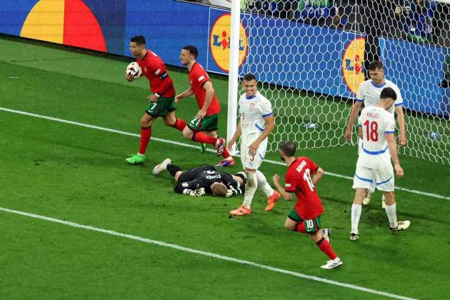 Cristiano Ronaldo coge el balón rápidamente después de empatar ante Chequia EFE