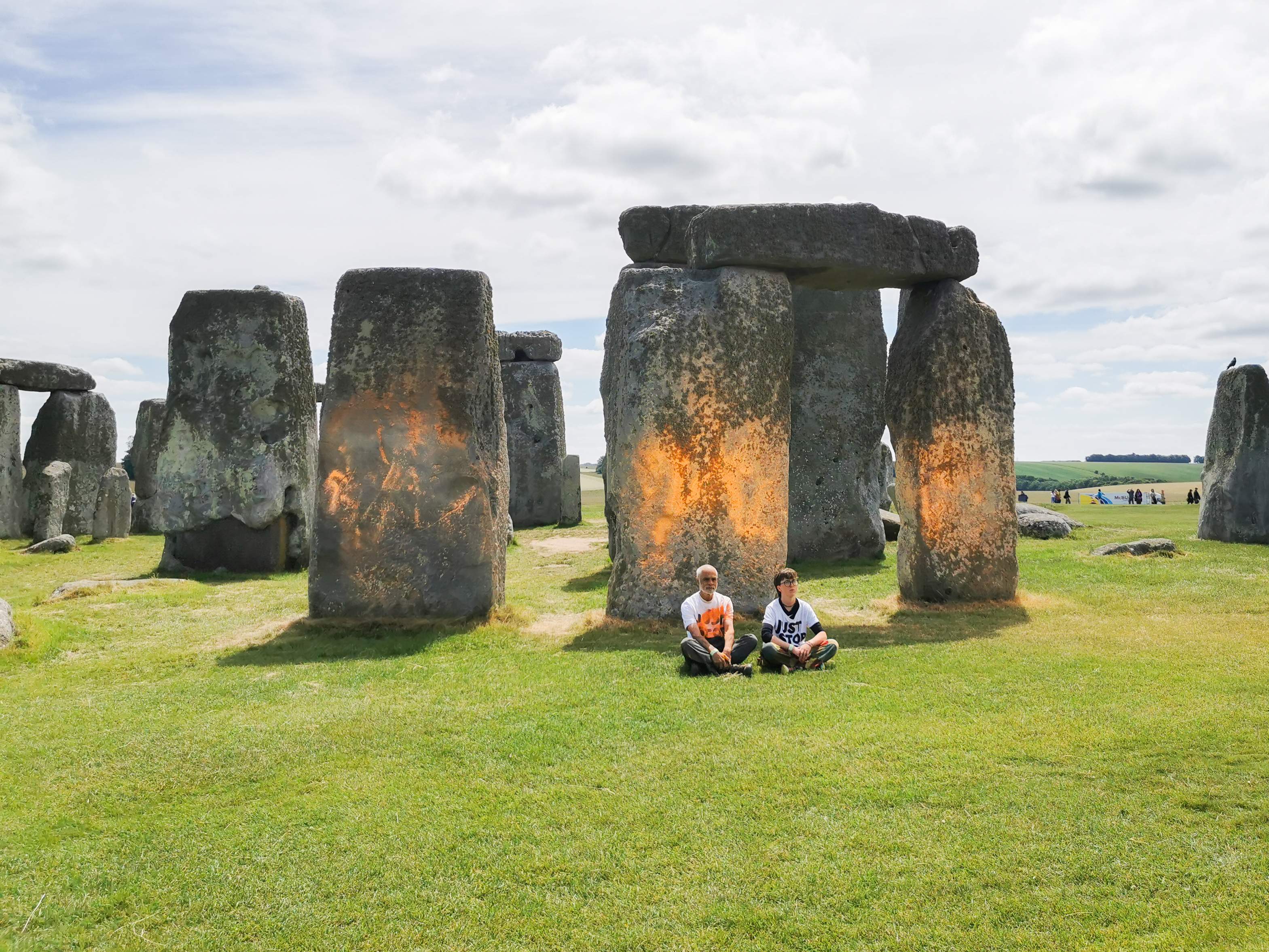 El monumento neolítico Stonehenge, teñido de naranja por unos activistas ecologistas