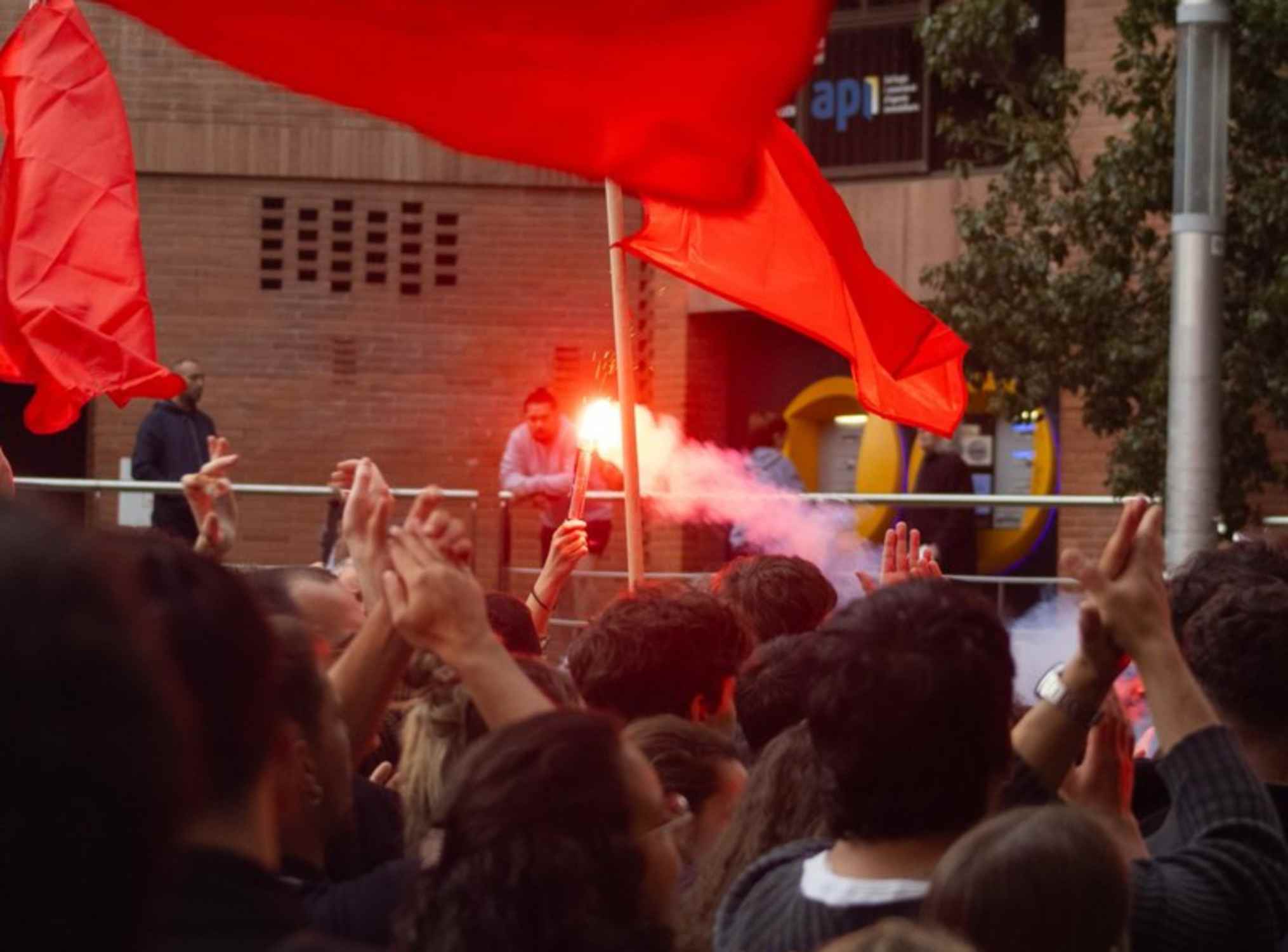 Detenidos cinco anarquistas de Barcelona acusados de sabotear más de treinta cajeros automáticos