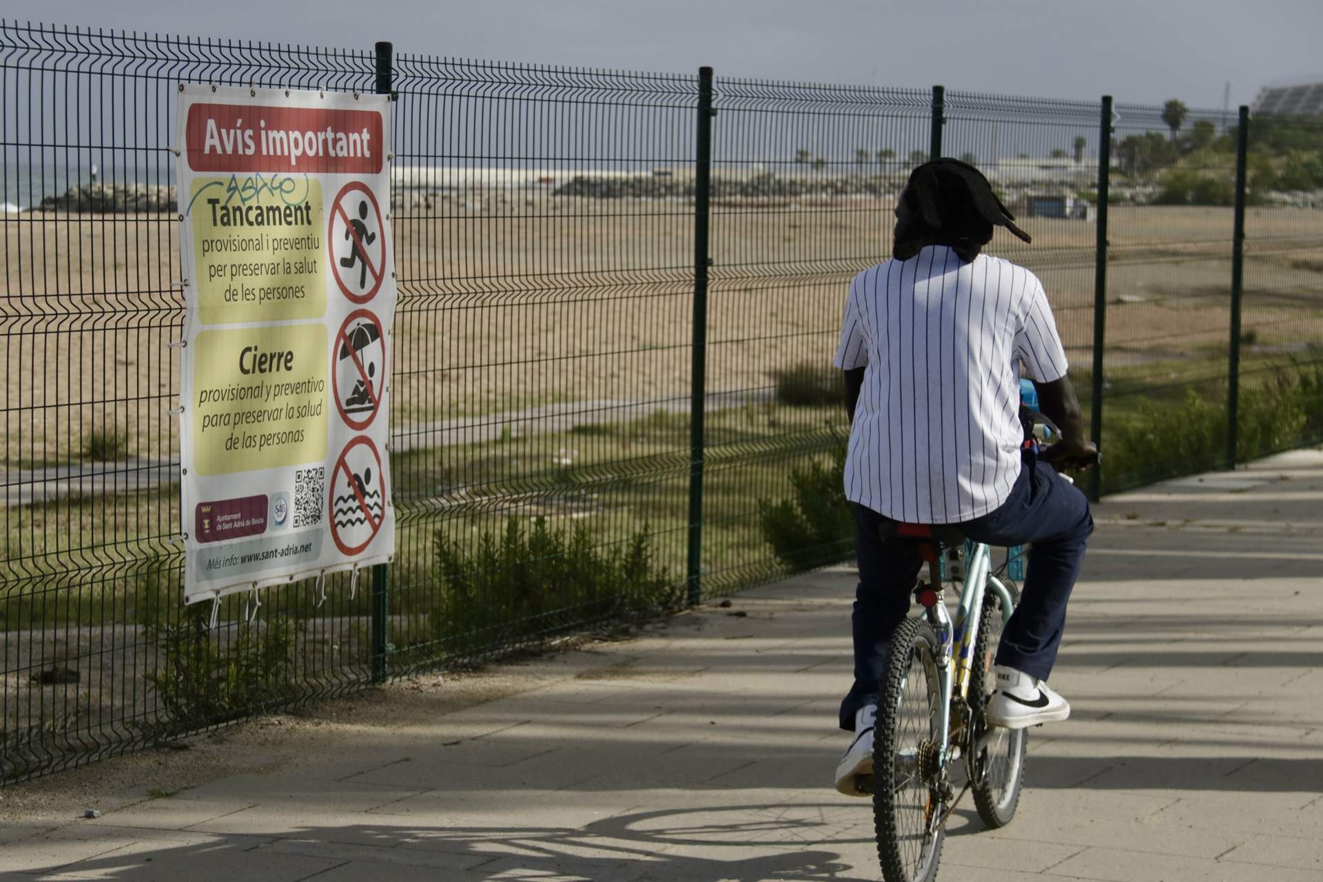 La playa contaminada de Sant Adrià del Besòs, cerrada por cuarto verano consecutivo