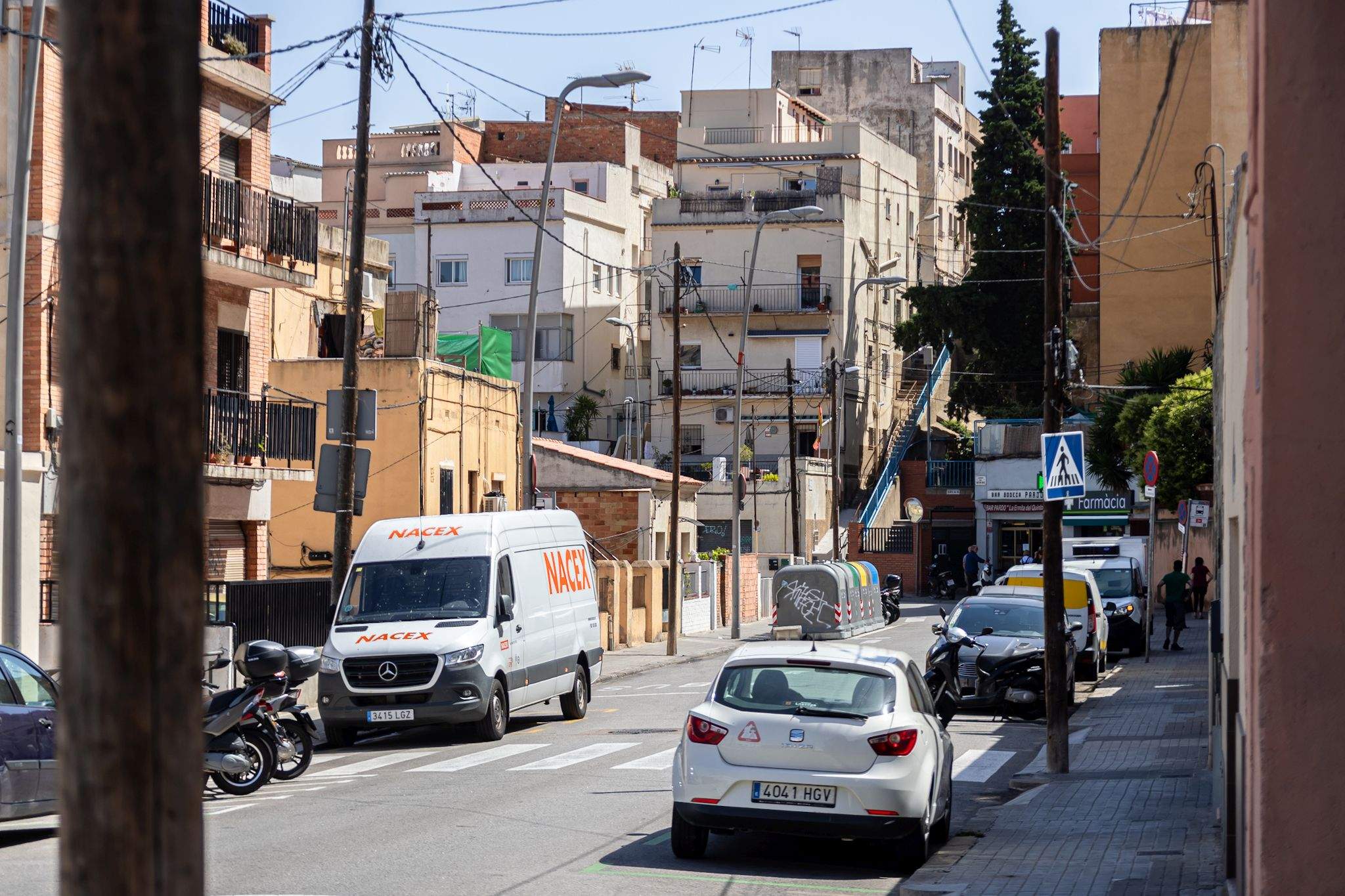 Barcelona retirará 9 kilómetros de cableado aéreo y postes eléctricos de las aceras