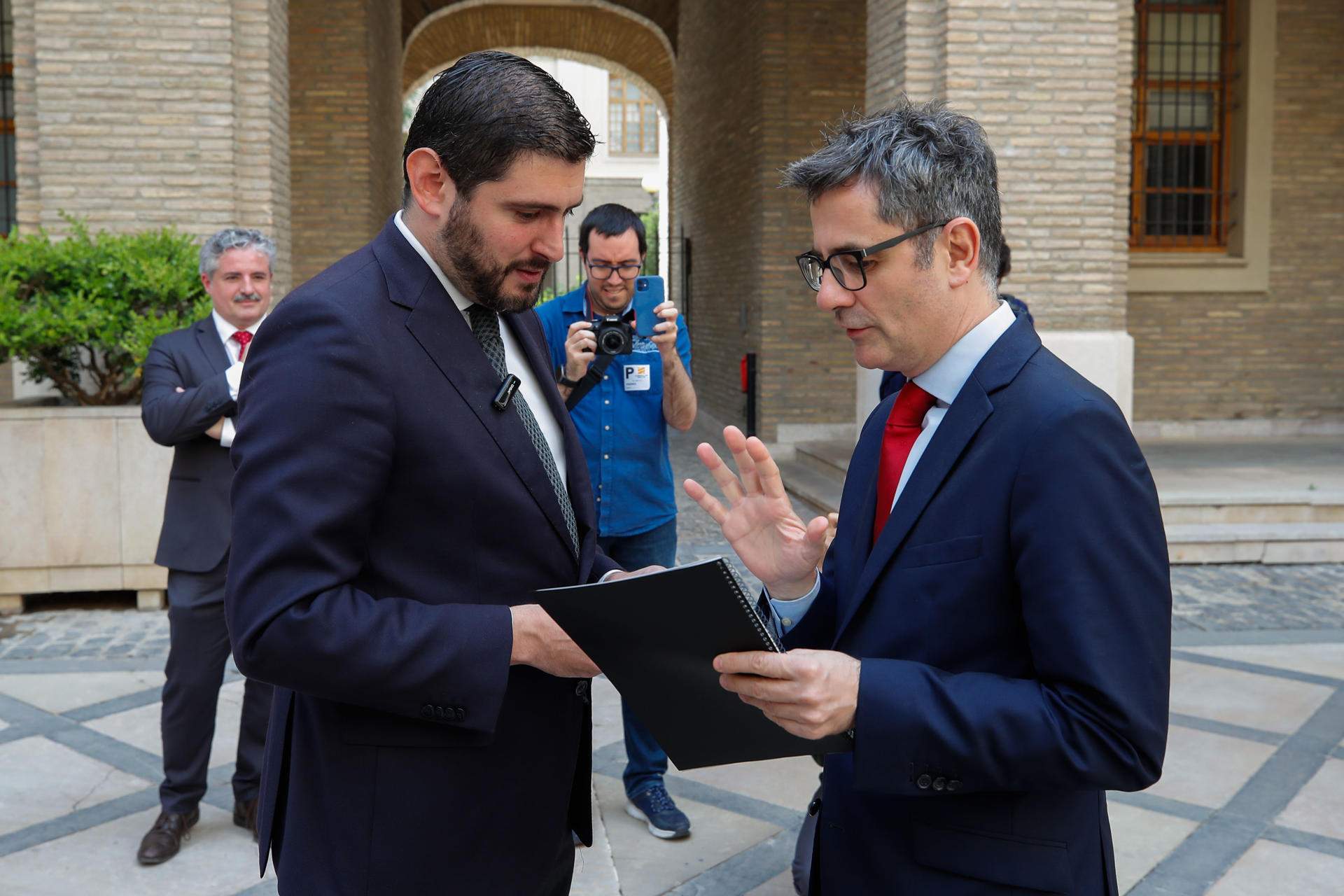Polémica: el vicepresidente aragonés (Vox) difunde una conversación privada con Félix Bolaños