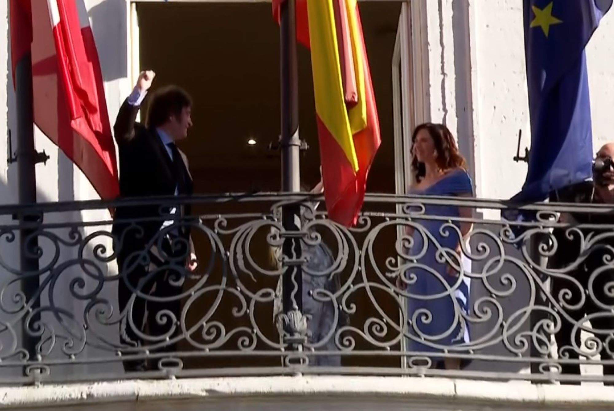 Gritos de "García-Castellón, aguanta campeón", en una concentración pro-Milei y Ayuso en la Puerta del Sol