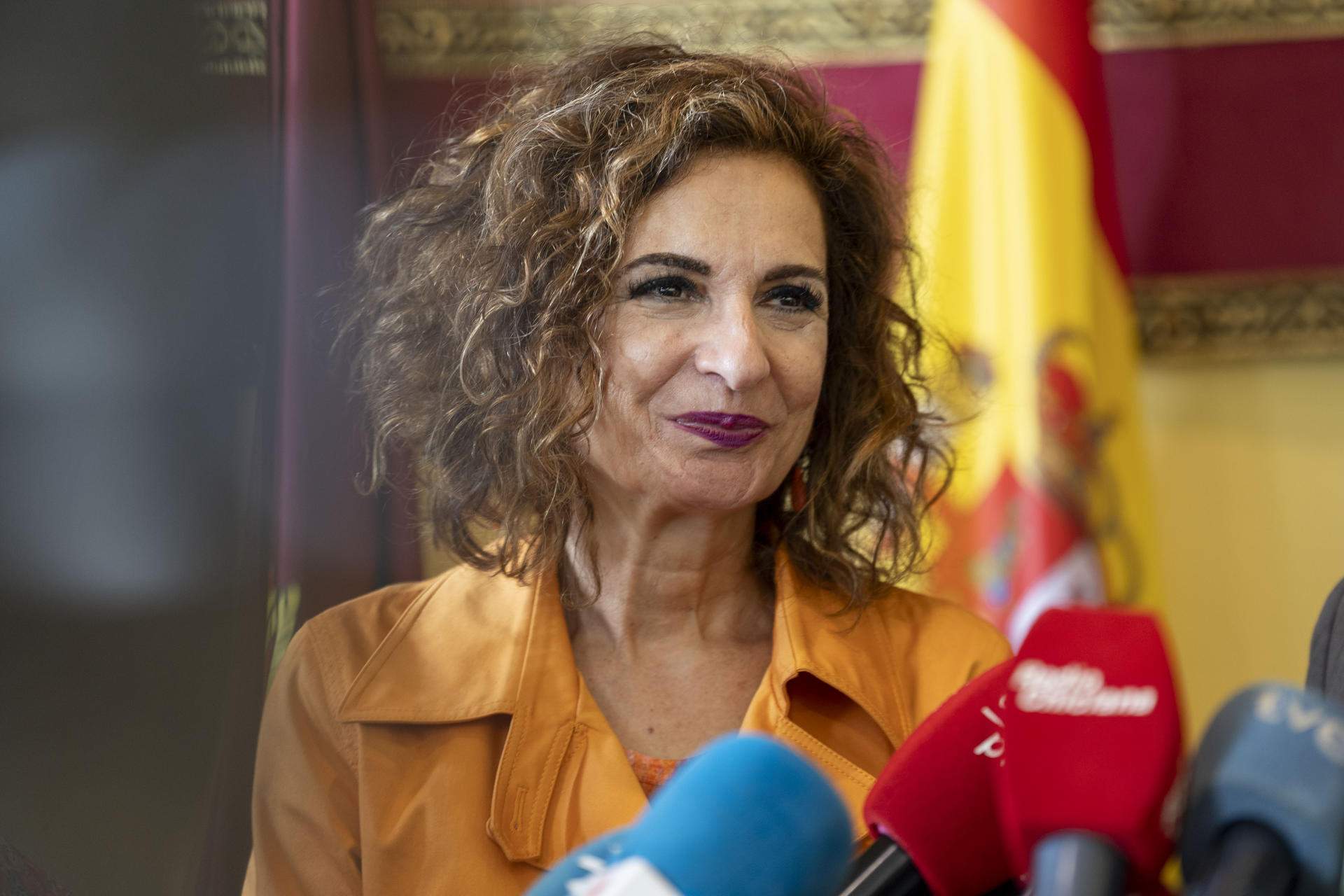 El govern espanyol retreu l'aplaudiment d'Ayuso al discurs ultra de Milei i el "silenci" de Feijóo