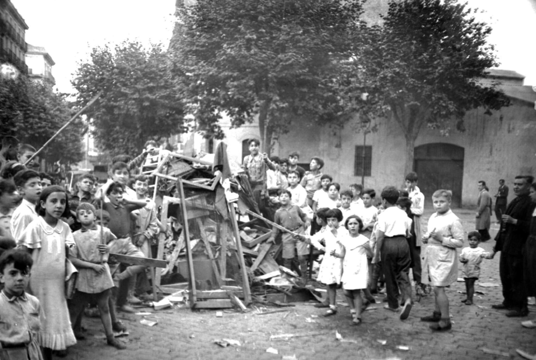 Niños preparando una hoguera (Barcelona, circa 1940). Fuente Archivo Nacional de Catalunya. Fondo Brangulí