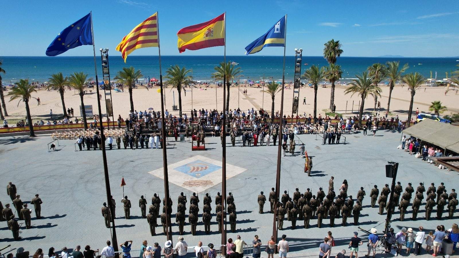 “Per Espanya”: 200 ciutadans de Salou participen en una jura de bandera