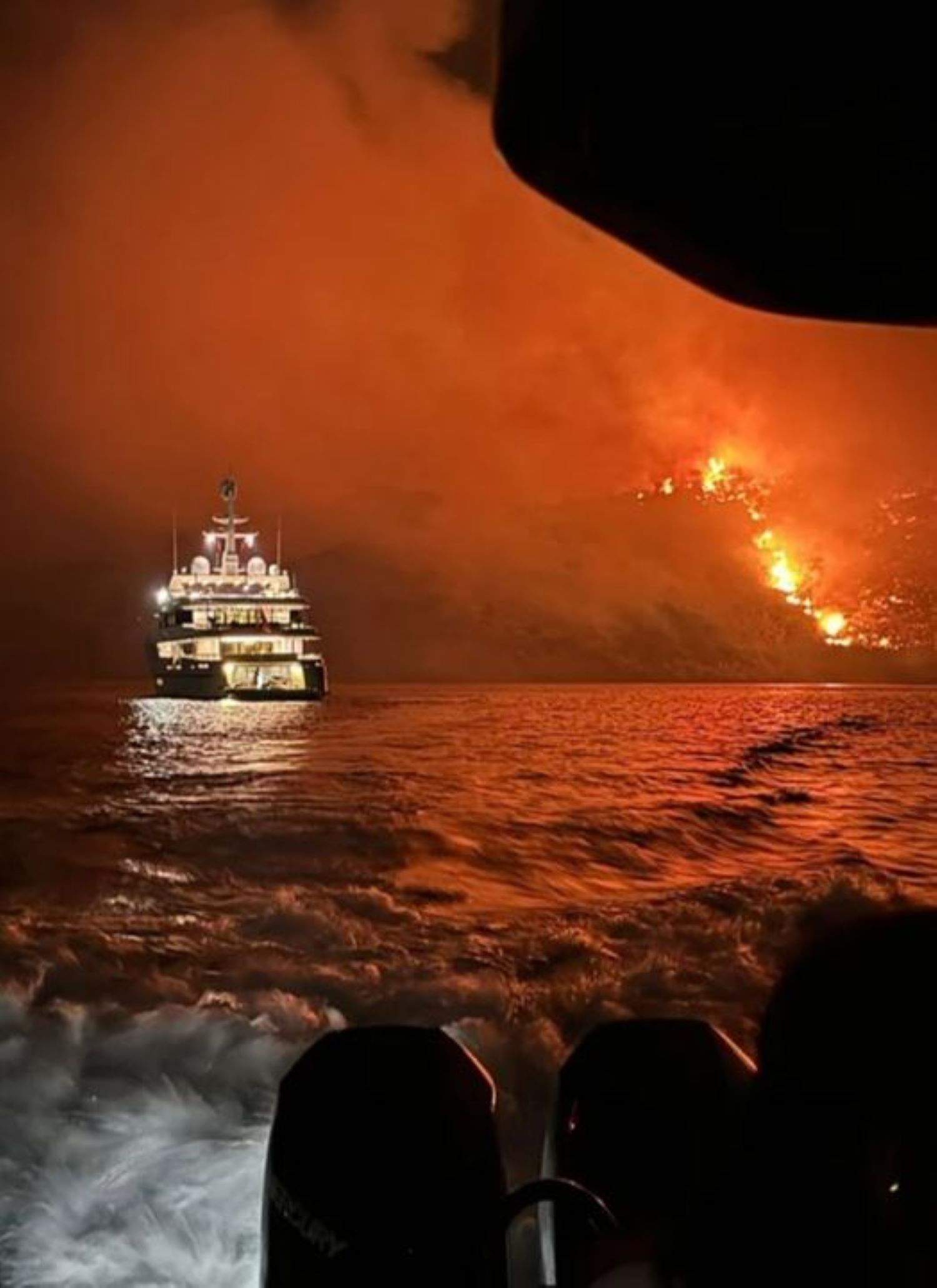 Los fuegos artificiales de unos turistas desde un yate incendian el único pinar de una isla griega