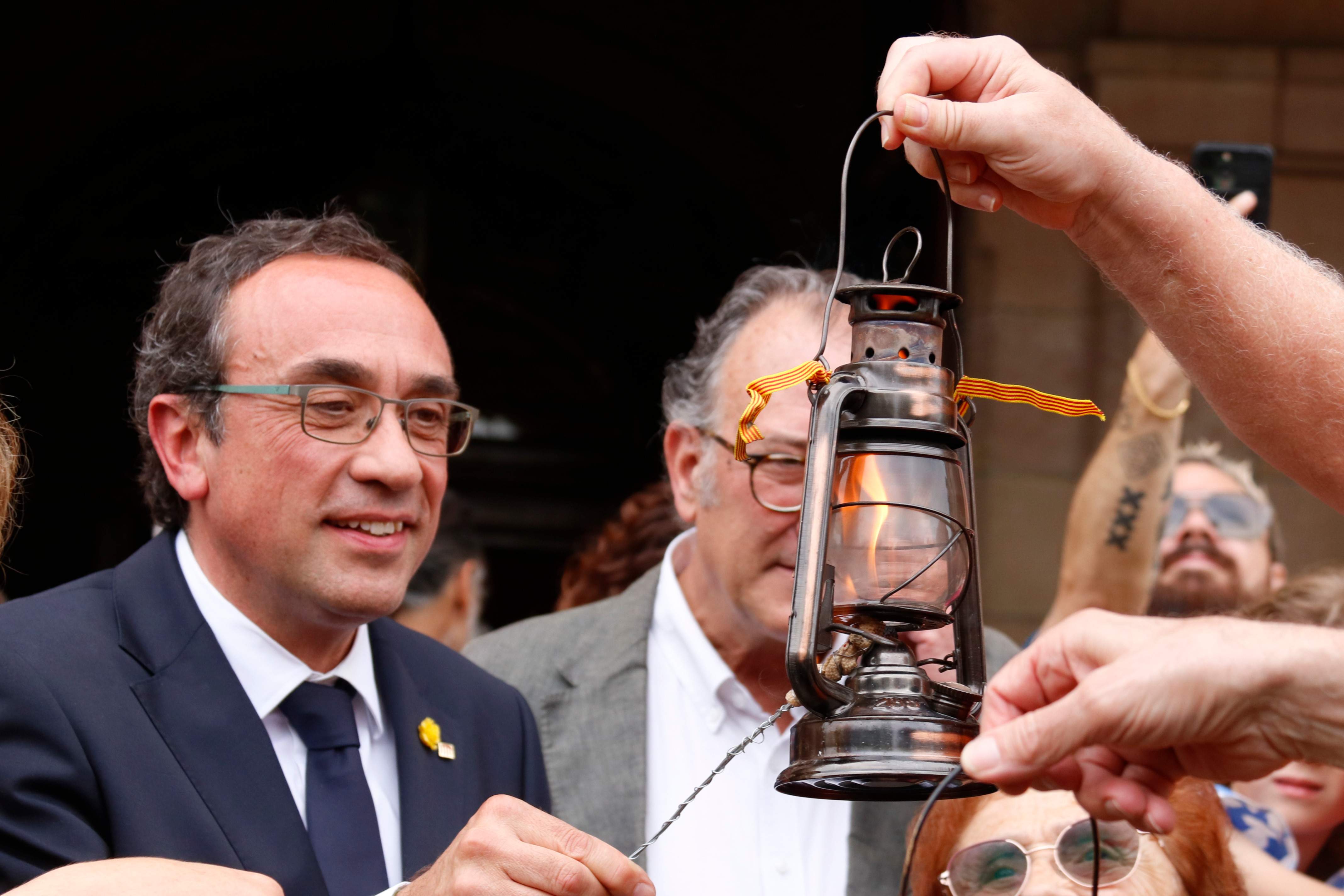 Rull recibe la Flama del Canigó en el Parlament y pide luchar contra los "ataques insólitos" al catalán
