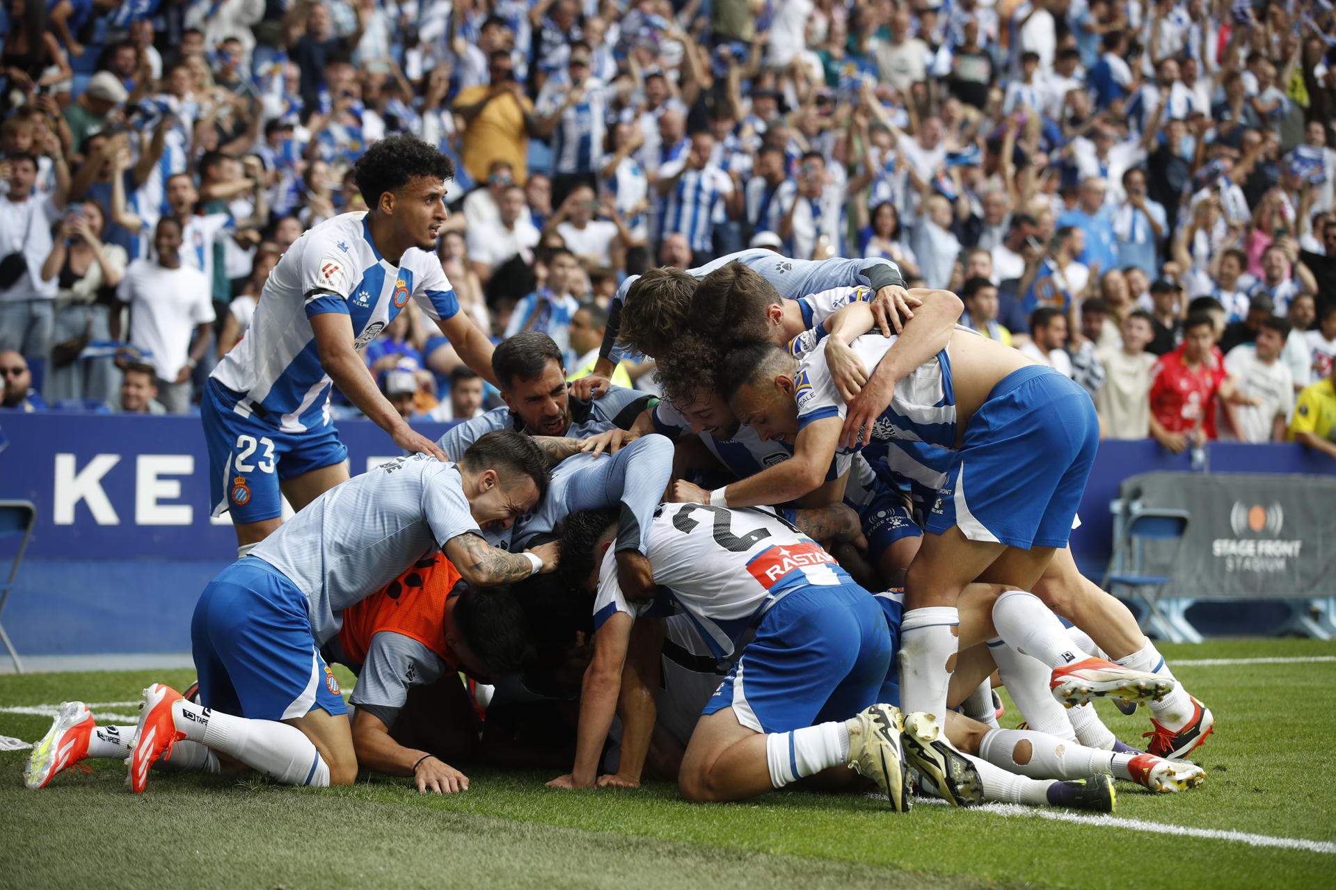 El Espanyol completa la gesta ante el Oviedo (2-0) y vuelve a Primera División