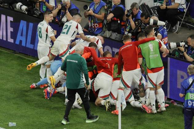 Los jugadores de Hungría celebran el gol de la victoria ante Escocia EFE