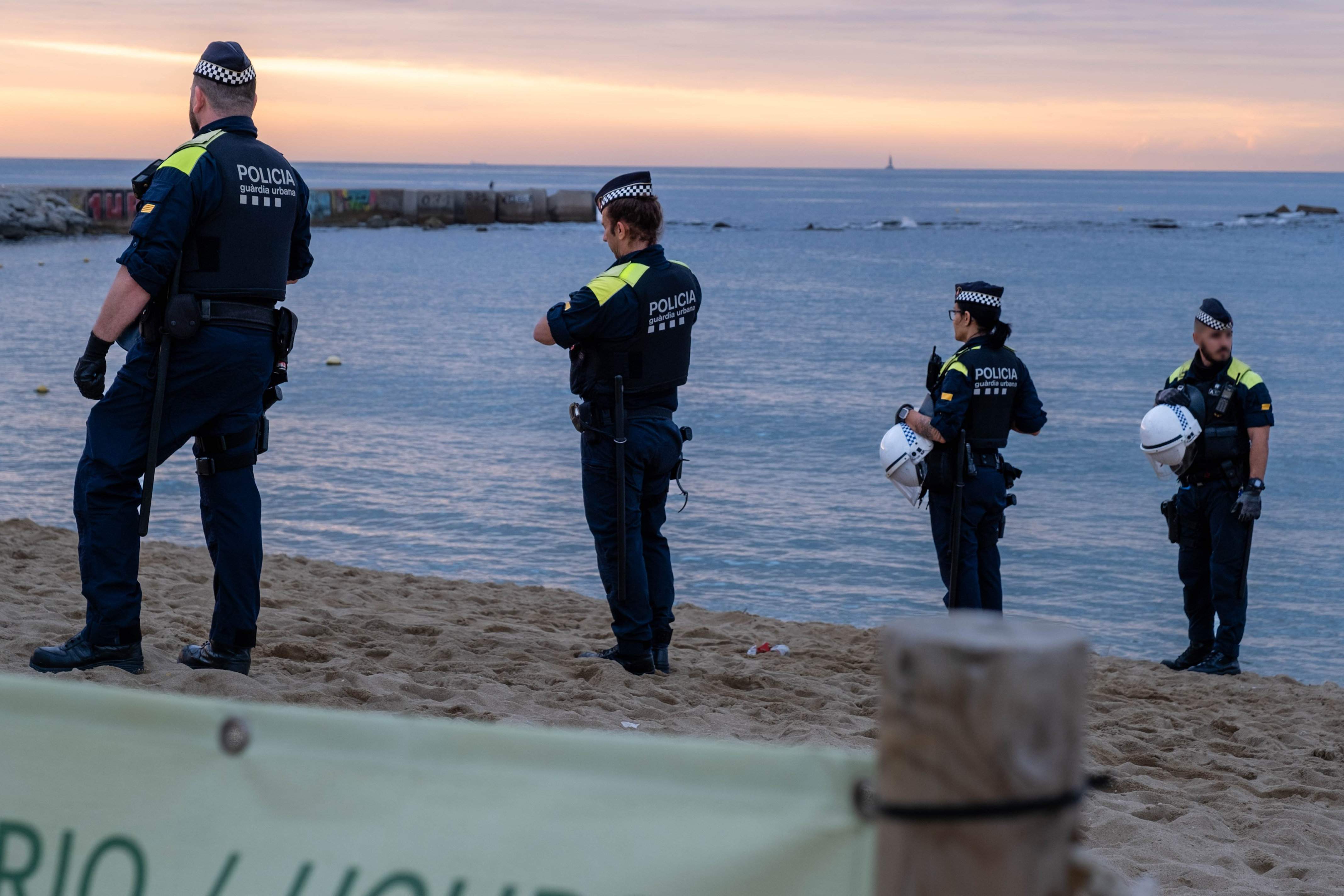 L'endemà de la revetlla de Sant Joan a les platges de Barcelona: 57 tones de brossa