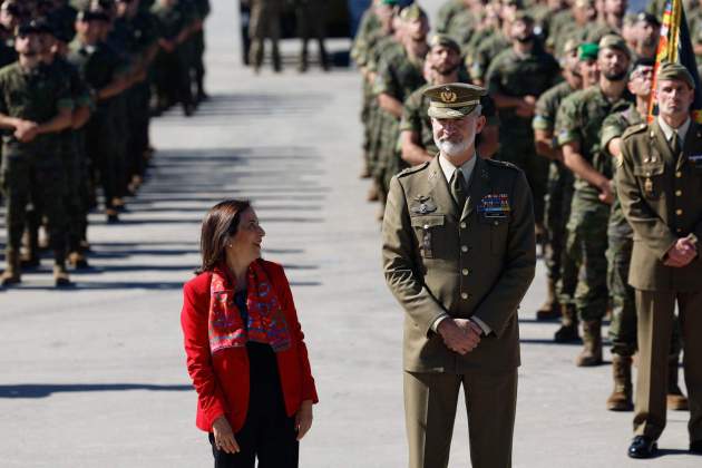 Ministra Defensa, Margarita Robles, i rei Felip VI gira baltica / Efe