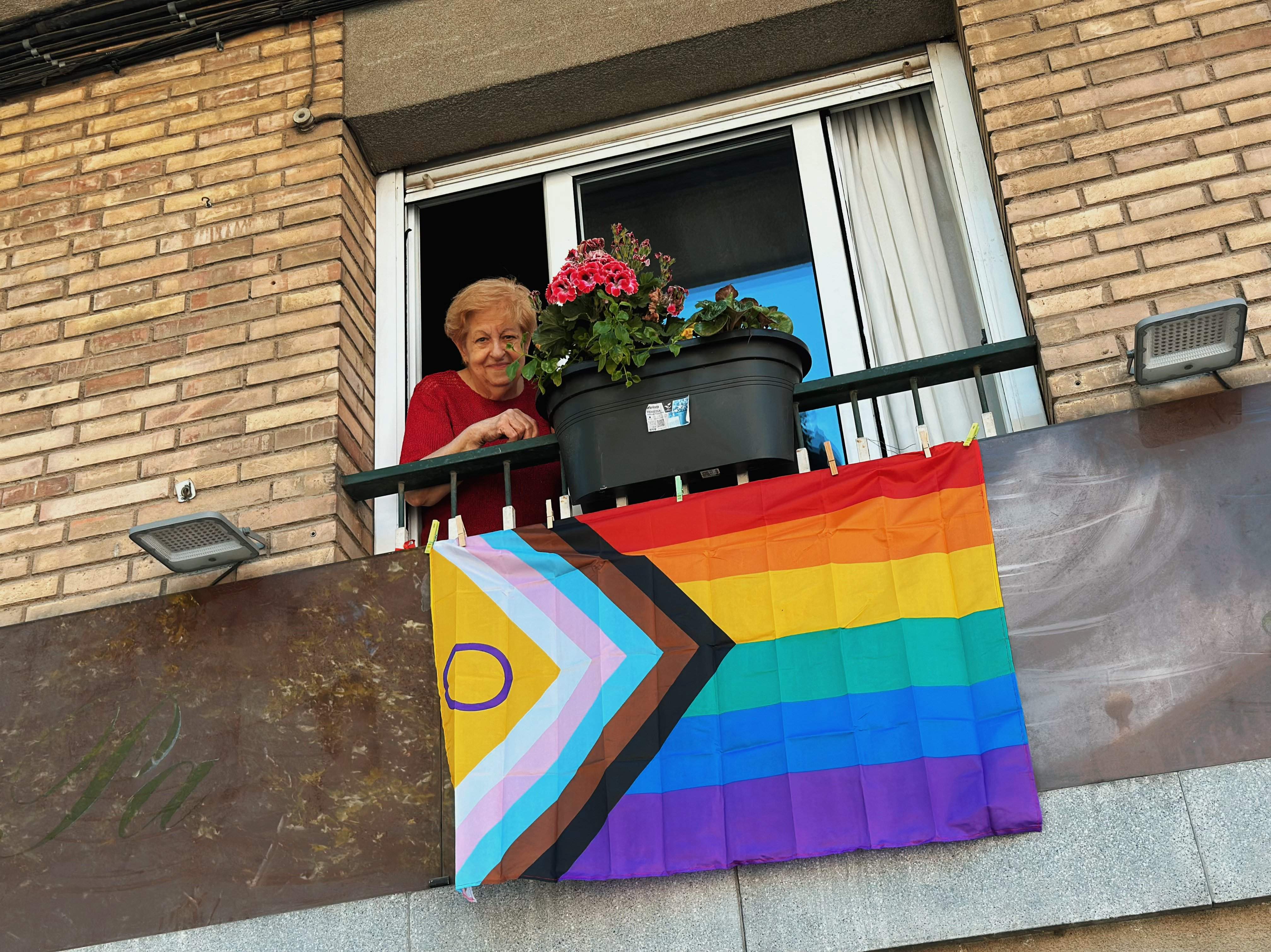 Nou atac al col·lectiu LGTBI: cremen una bandera penjada al barri de la Trinitat Vella de Barcelona