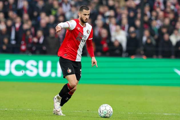 David Hancko con la pelota en los pies durante un partido con el Feyenoord Europa Press