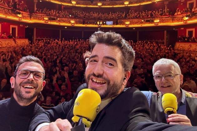 Ricard Ustrell amb part del seu equip al programa especial de Nadal del Matí de Catalunya Ràdio emès des del Teatre Tívoli