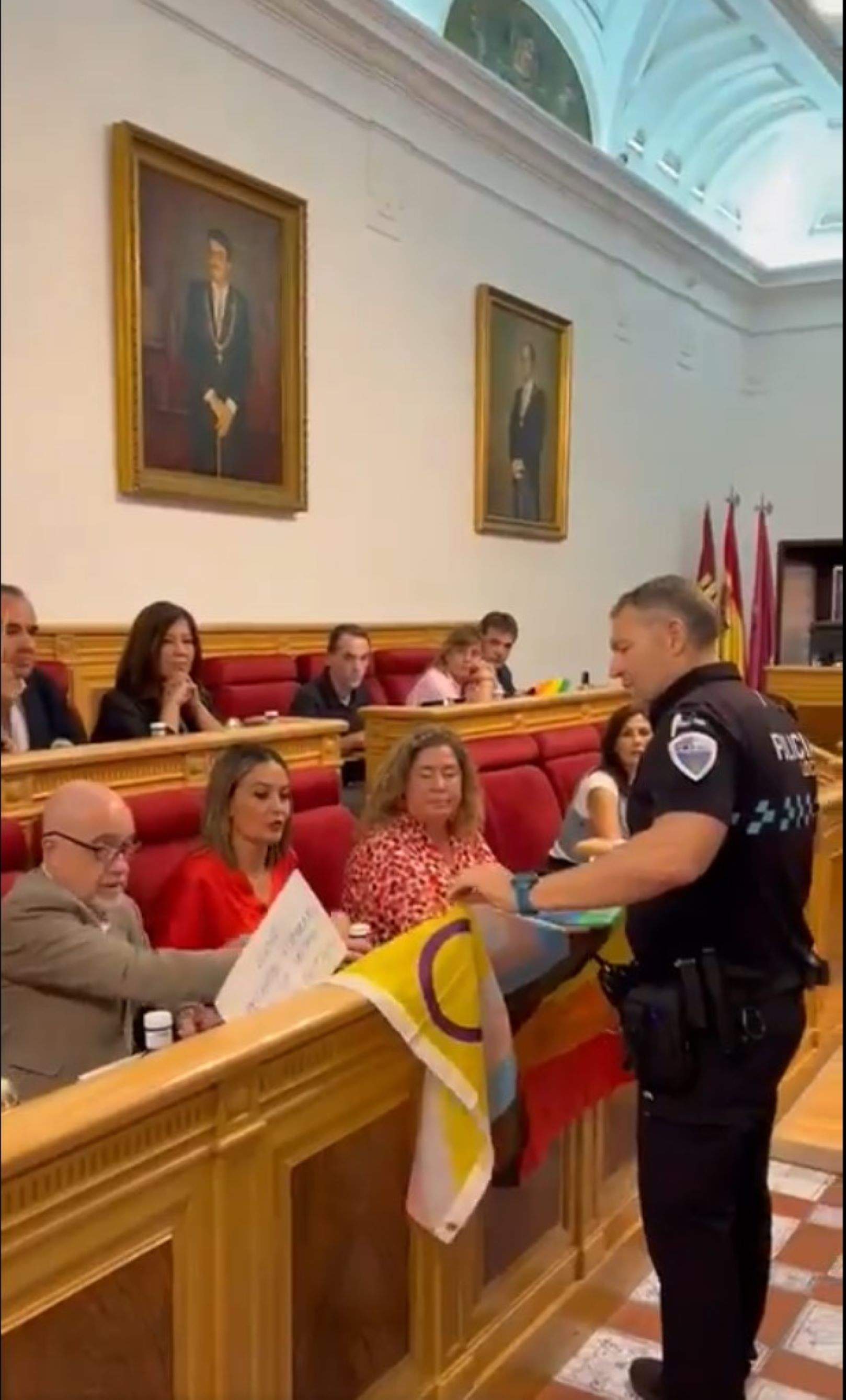 La policía irrumpe en el ayuntamiento de Toledo para sacar una bandera LGTBI por órdenes del PP