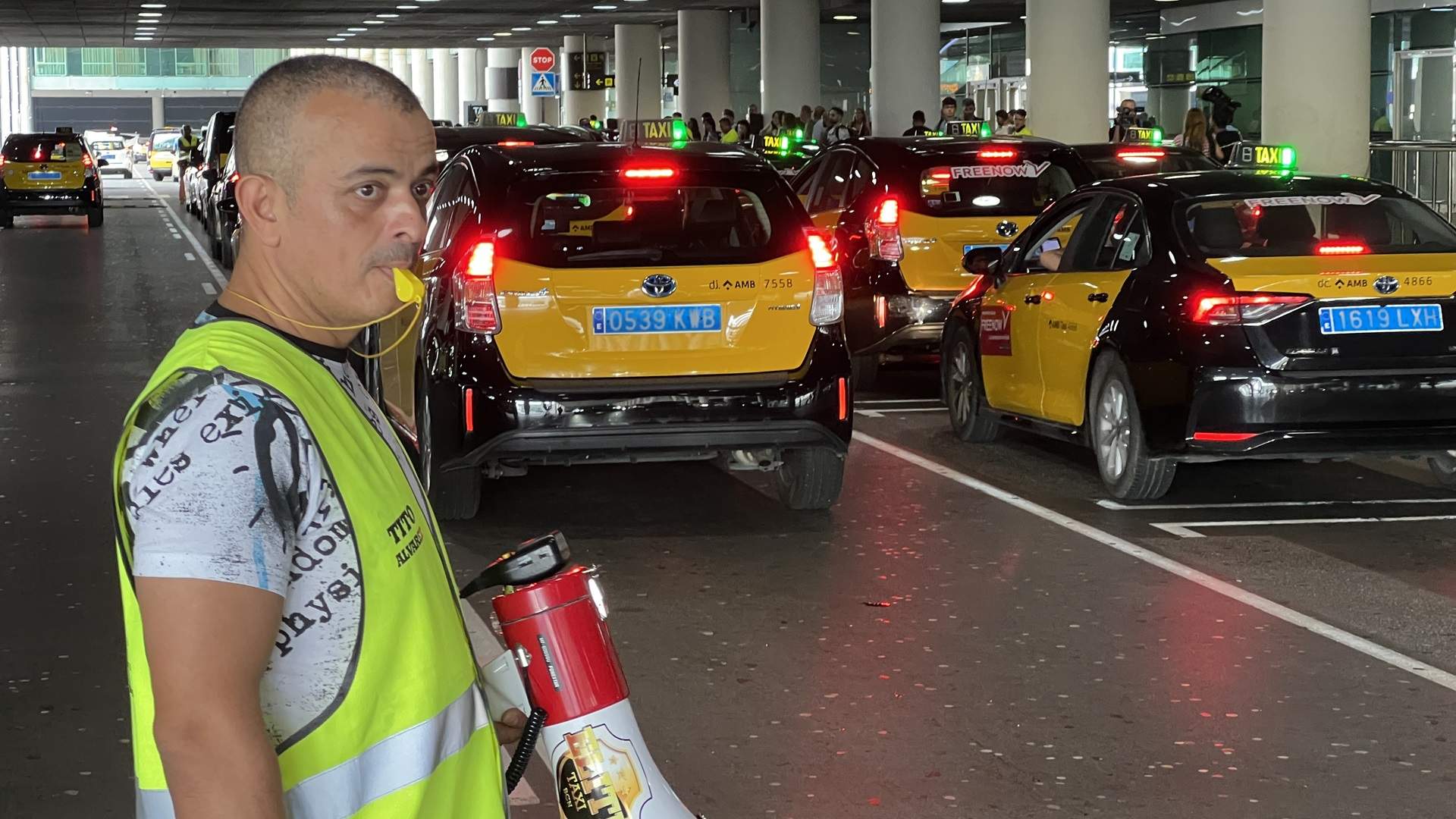 Els taxistes de Barcelona en peu de guerra a l'aeroport per la gestió de les cues