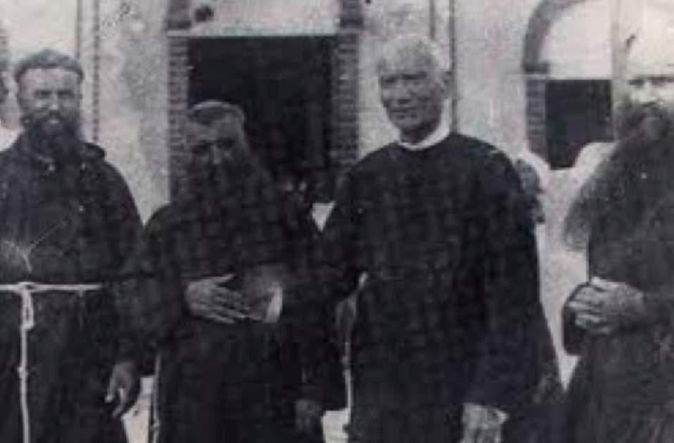 Fotografia del bisbe Vilà i altres caputxins. Font Diócesi d'Agaña