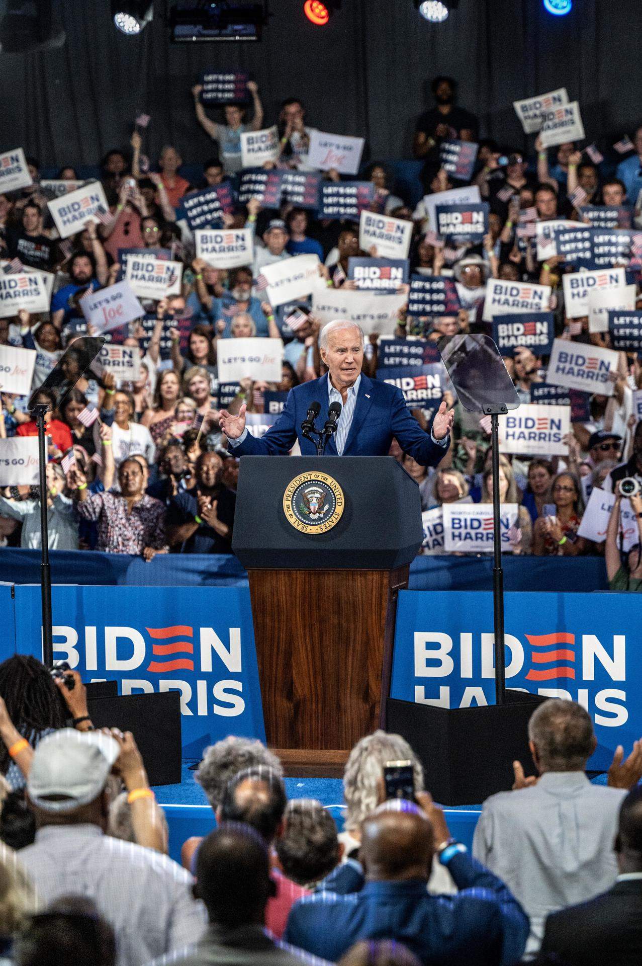 Biden reapareix després del fracàs al debat contra Trump i fa com si sentís ploure