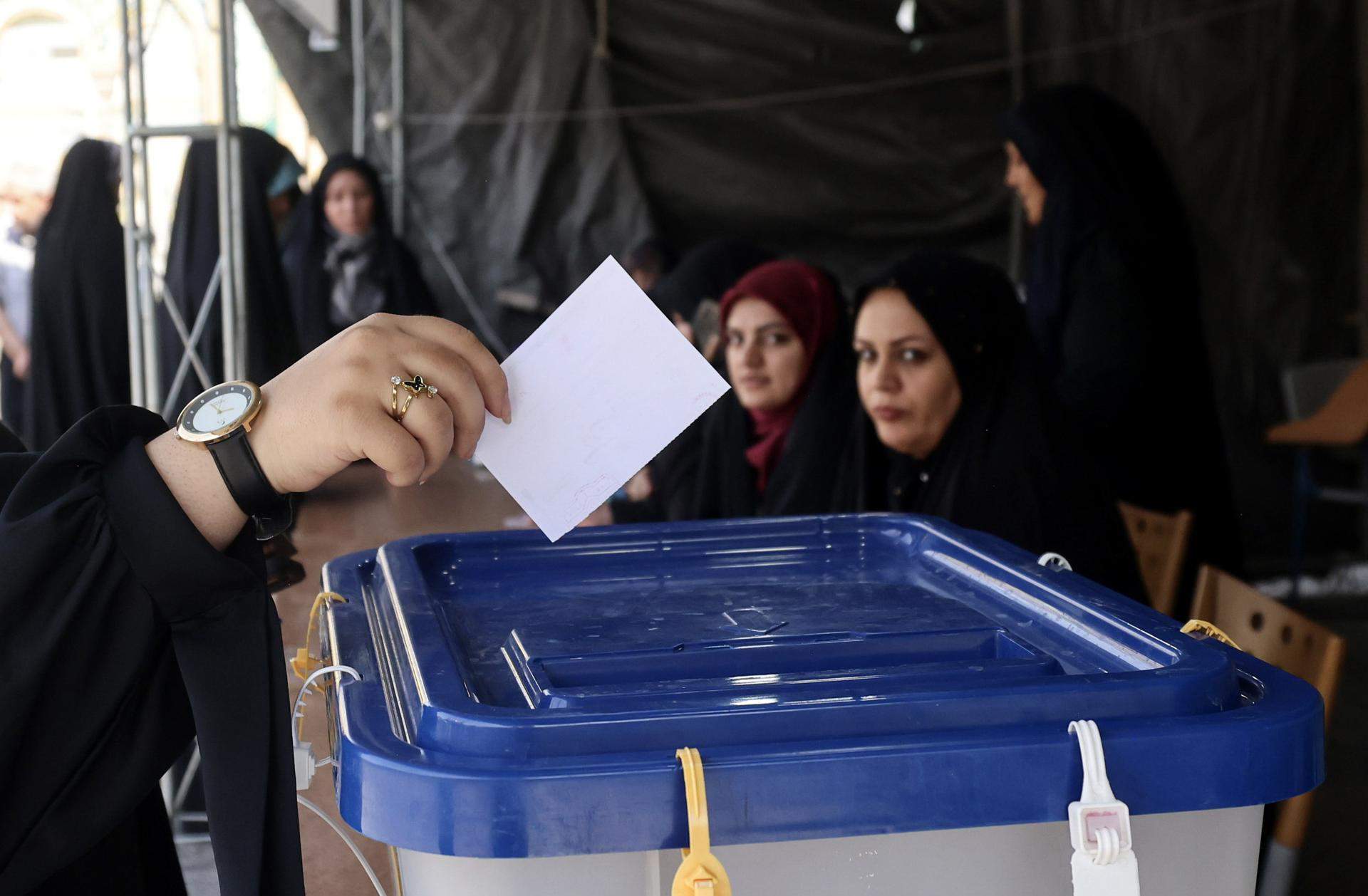Un ultraconservador y un reformista se disputarán la presidencia de Irán en una segunda vuelta