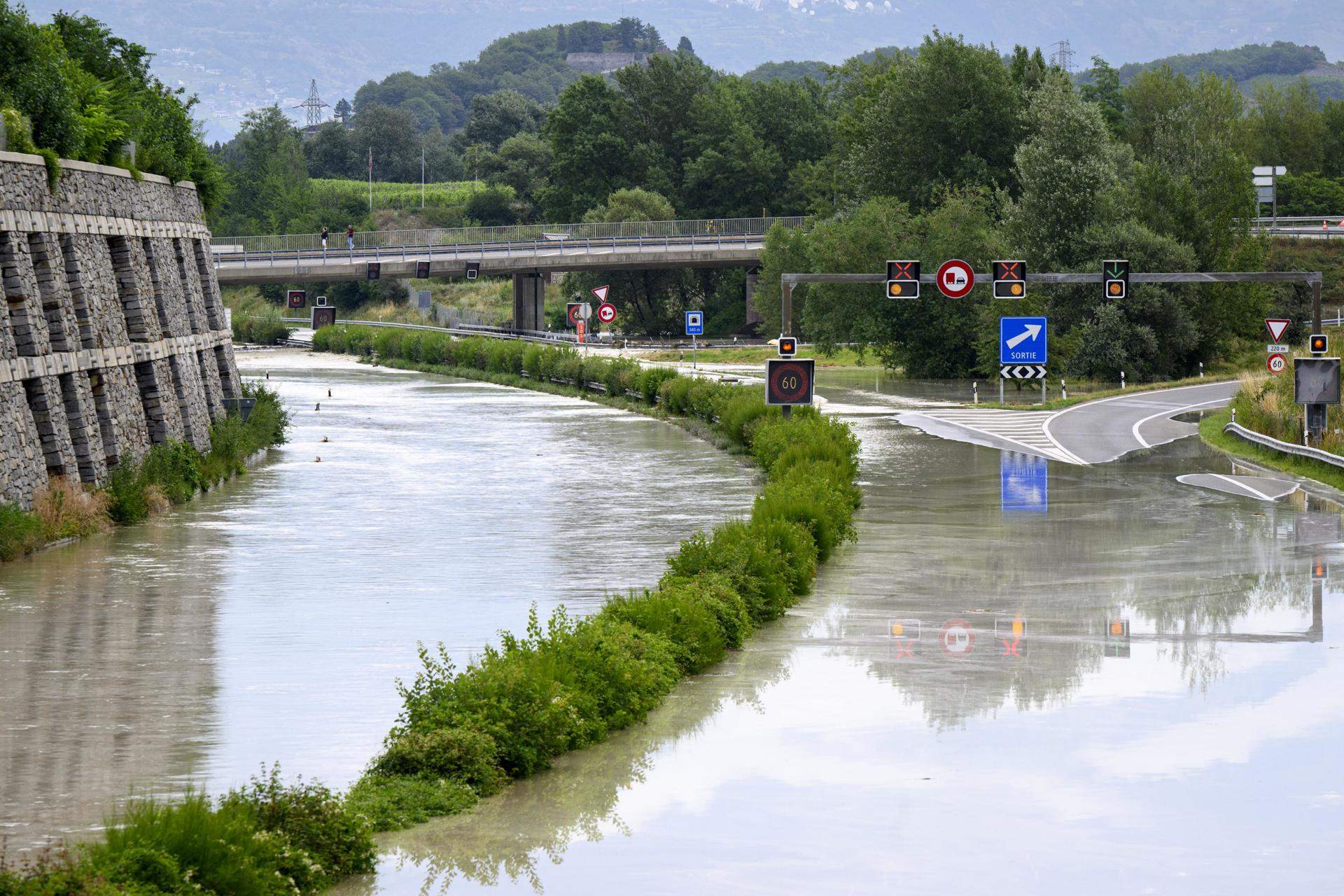 Dos morts i diversos desapareguts a Suïssa per les pluges i el desbordament de rius