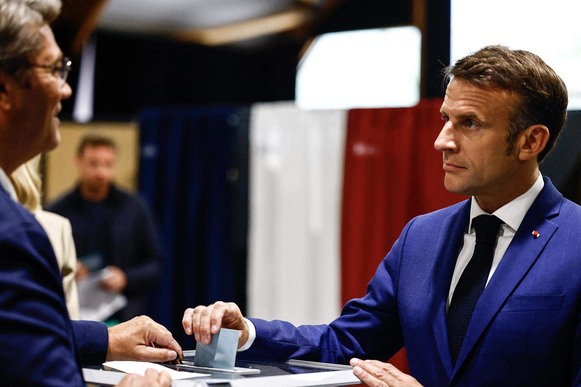 Macron pide una "unión amplia" contra la ultraderecha en la segunda vuelta de las elecciones en Francia