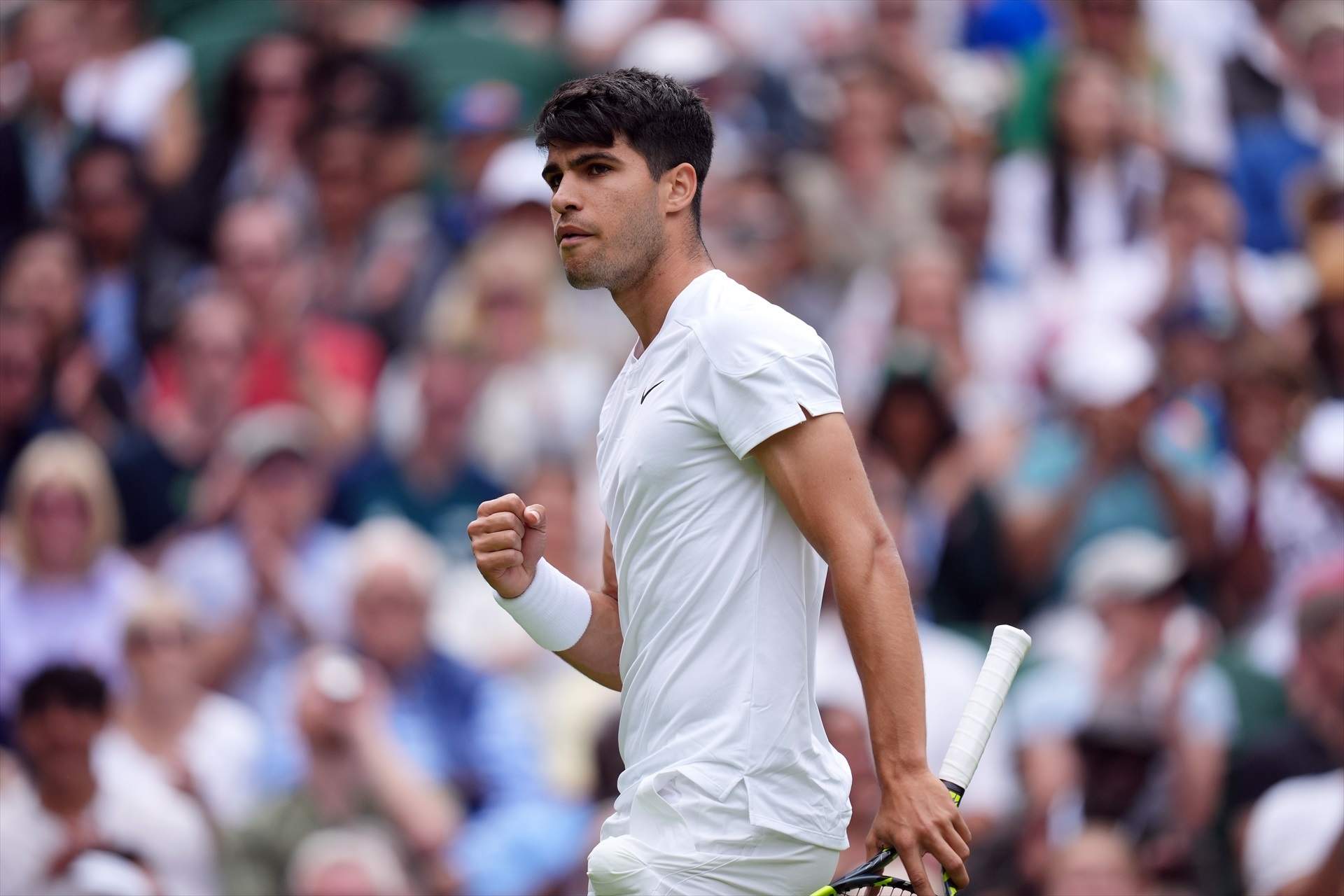 Carlos Alcaraz arranca la defensa de la corona de Wimbledon con un inmaculado triunfo contra Lajal