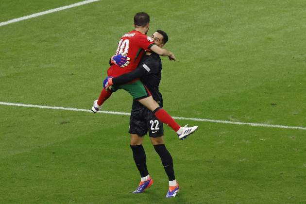 Diogo Costa i Bernardo Silva celebren la clasificacion de Portugal als quarts de final de l'Eurocopa / Foto: EFE