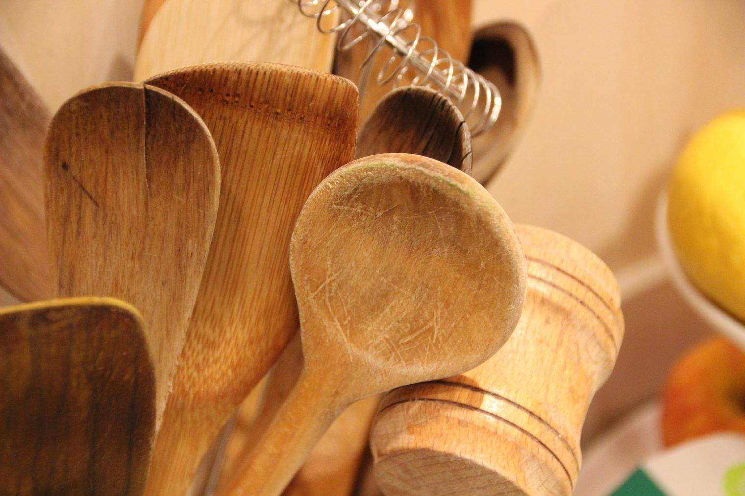 Adiós a los utensilios de madera en la cocina: los expertos alertan del riesgo que suponen