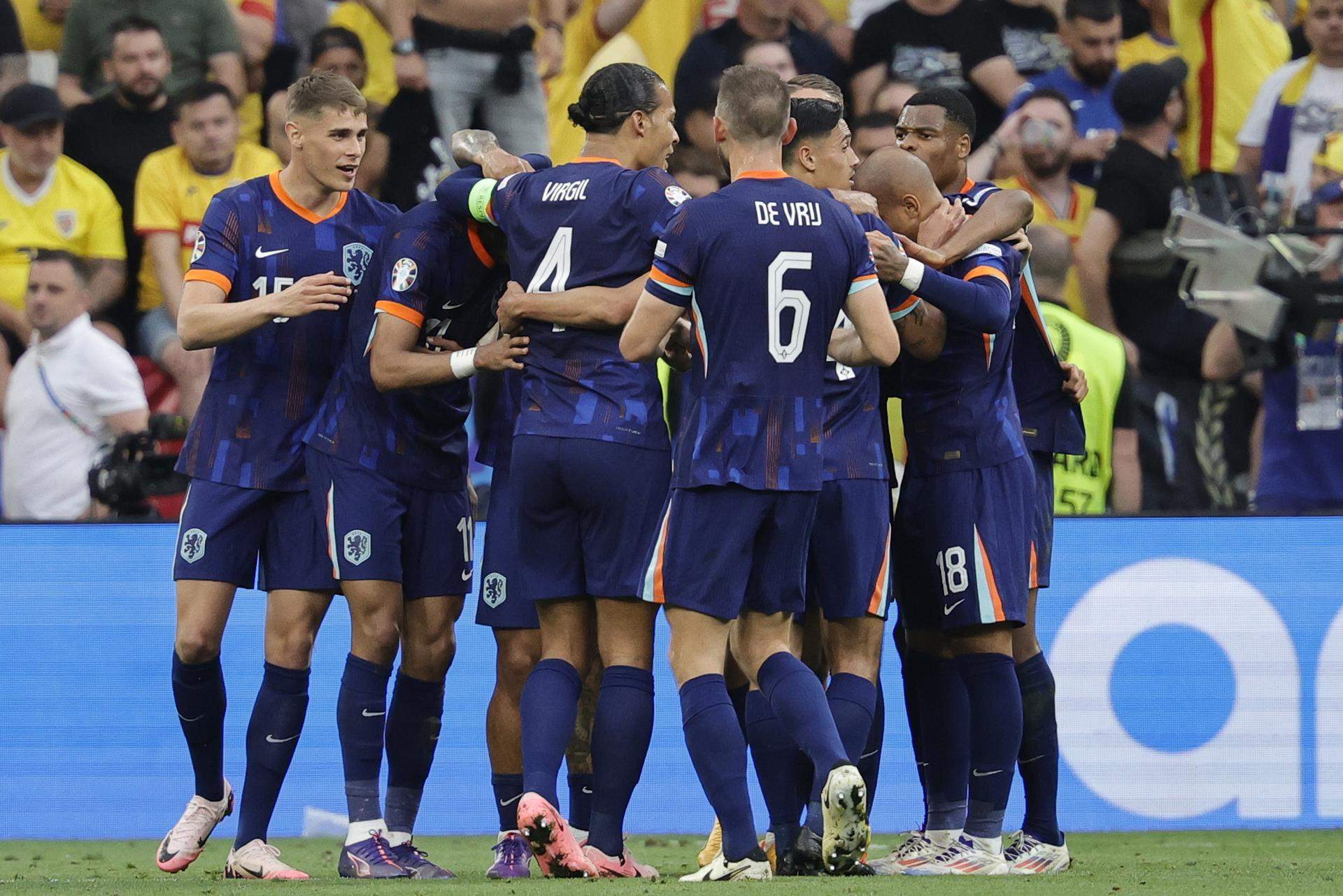 Países Bajos golea a Rumanía y completa su mejor partido de la Eurocopa (0-3)