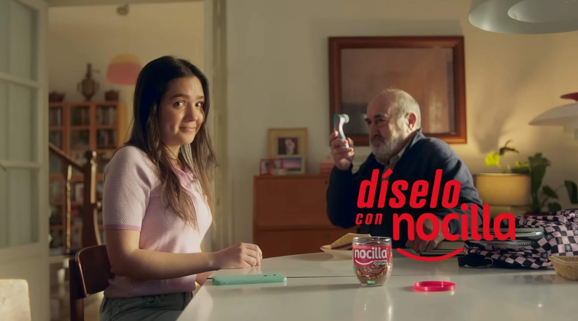 Un avi, una neta i un Satisfayer: així és el polèmic anunci de Nocilla