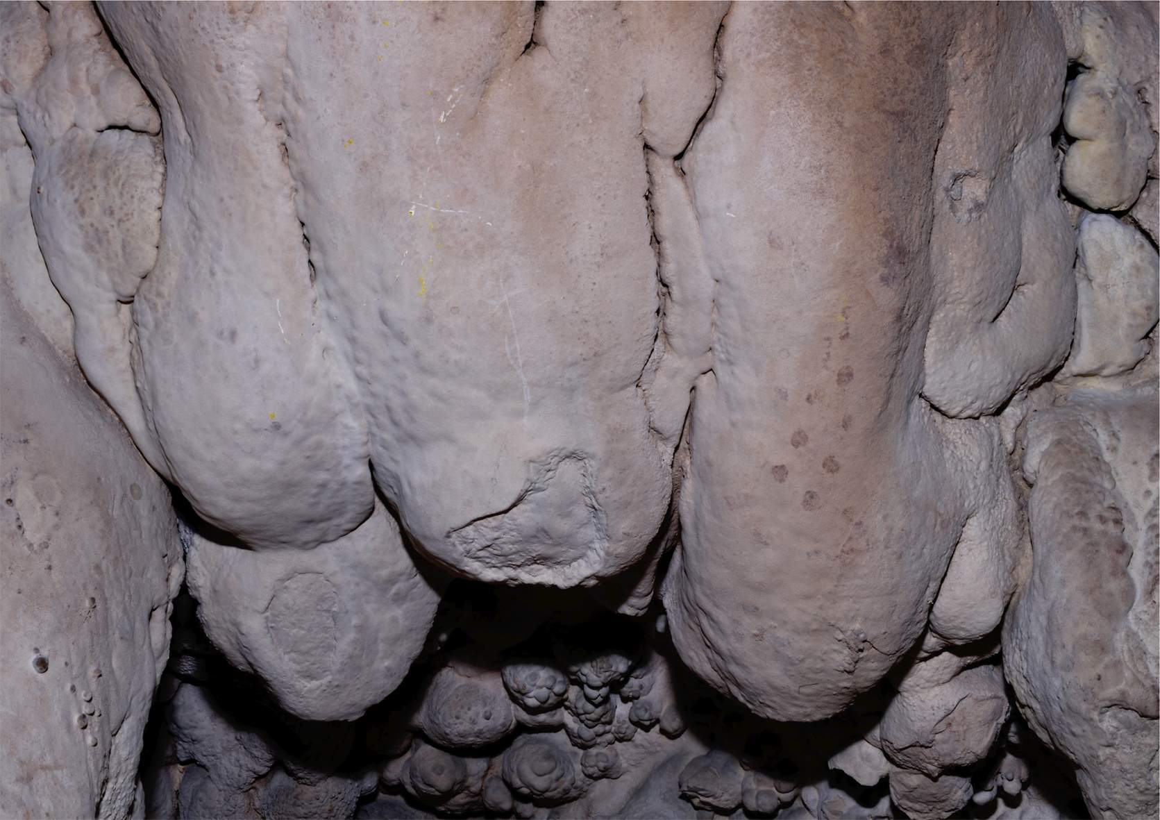 Encuentran arte rupestre de más de 12.000 años de antigüedad en el interior de una cueva en Catalunya