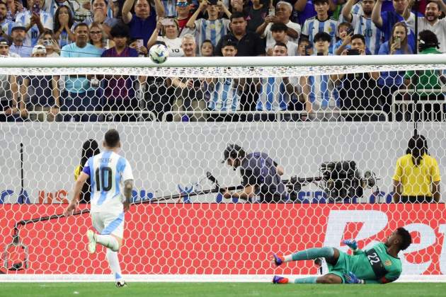 Leo Messi falla un penalti en la tanda del Argentina - Ecuador de la Copa América / Foto: EFE