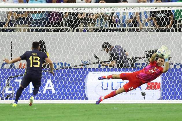 El Dibu Martínez para un penalti en la Copa América / Foto: EFE