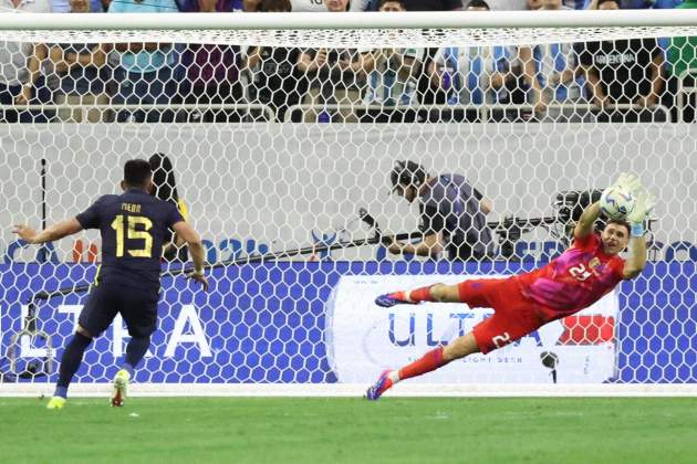 El Dibu Martínez per a un penal a la Copa Amèrica / Foto: EFE