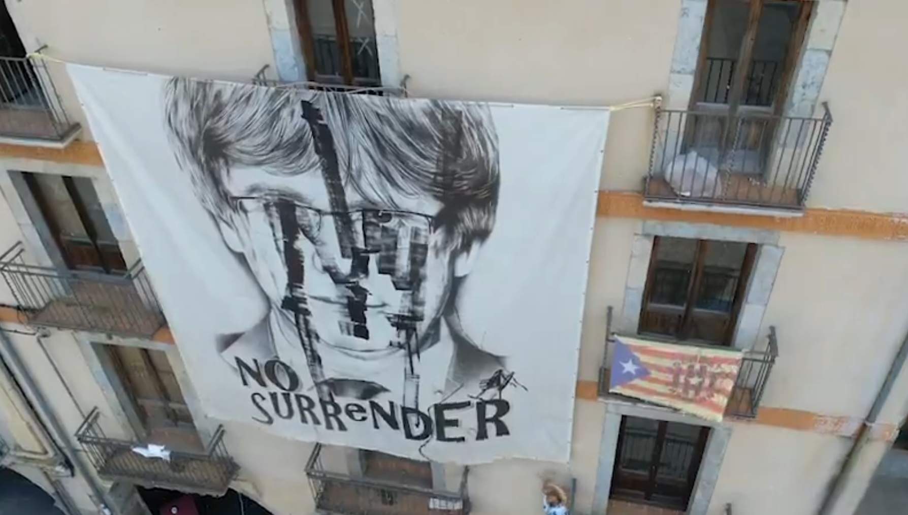 Vandalizan la pancarta de Puigdemont en Amer y esta es la respuesta