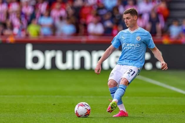 Sergio Gómez dando un pase en un partido con el Manchester City / Foto: Europa Press